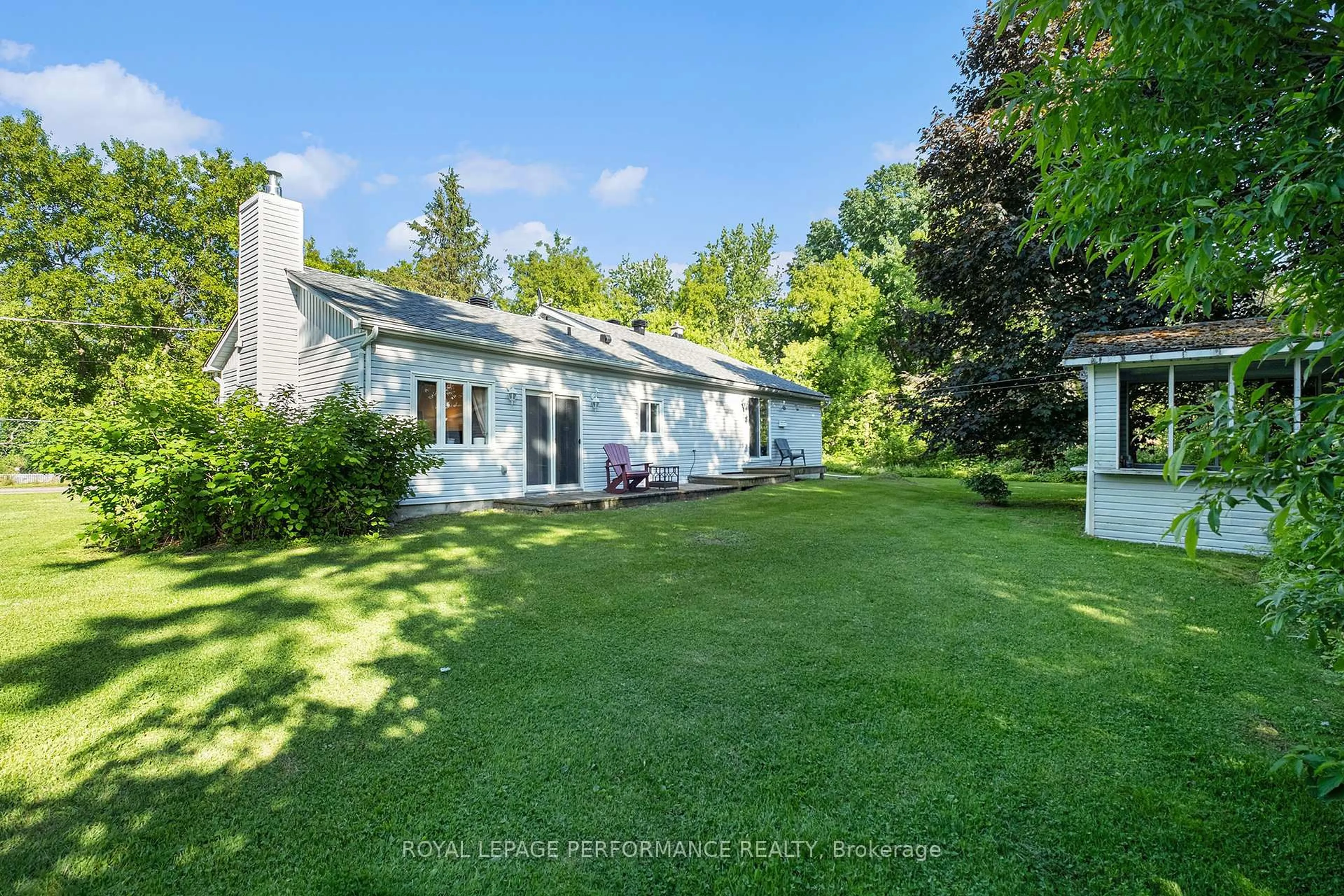 A pic from outside/outdoor area/front of a property/back of a property/a pic from drone, unknown for 3383 CHAMPLAIN St, Clarence-Rockland Ontario K0A 1E0