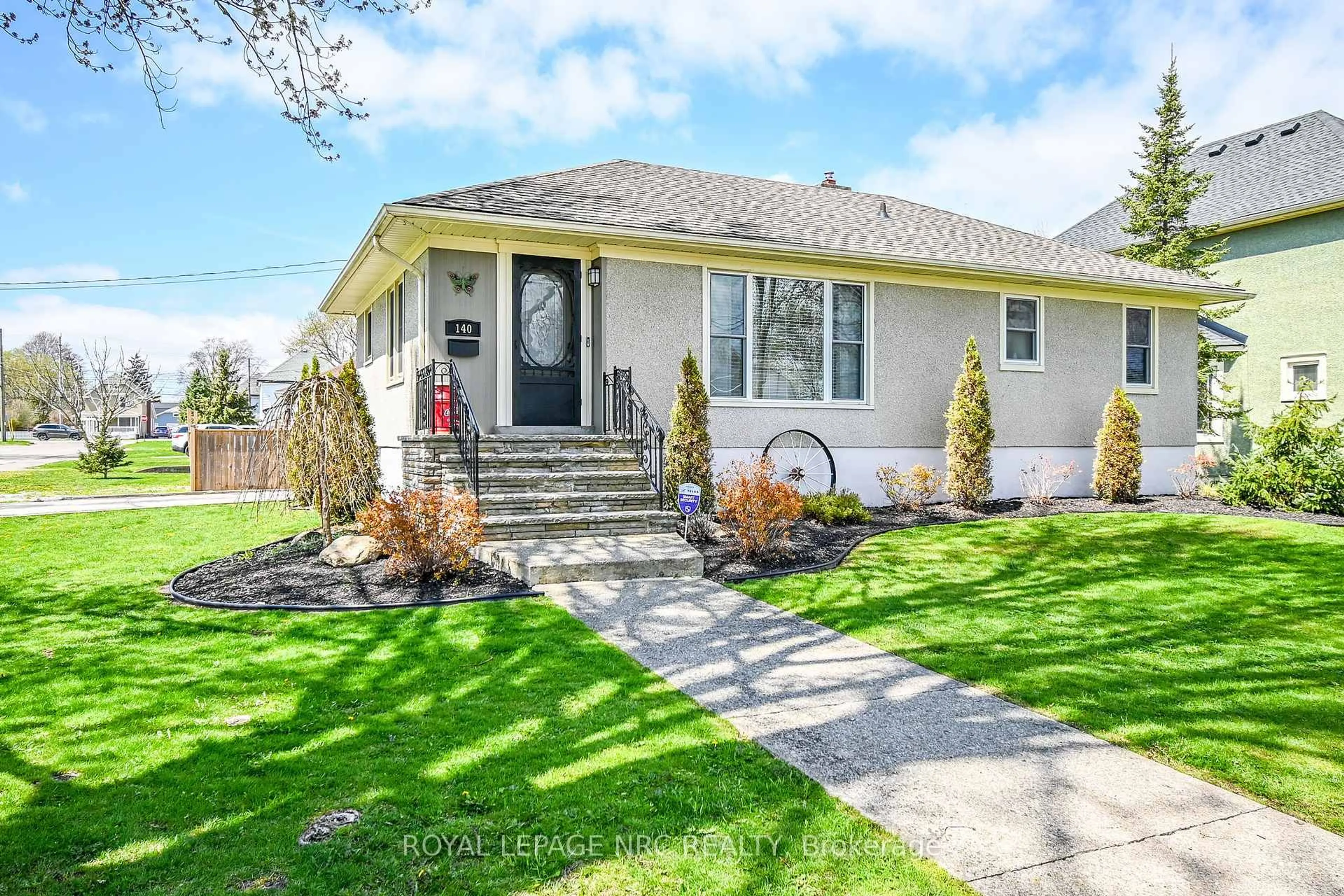 Home with vinyl exterior material, street for 140 Erie St, Port Colborne Ontario L3K 4M4