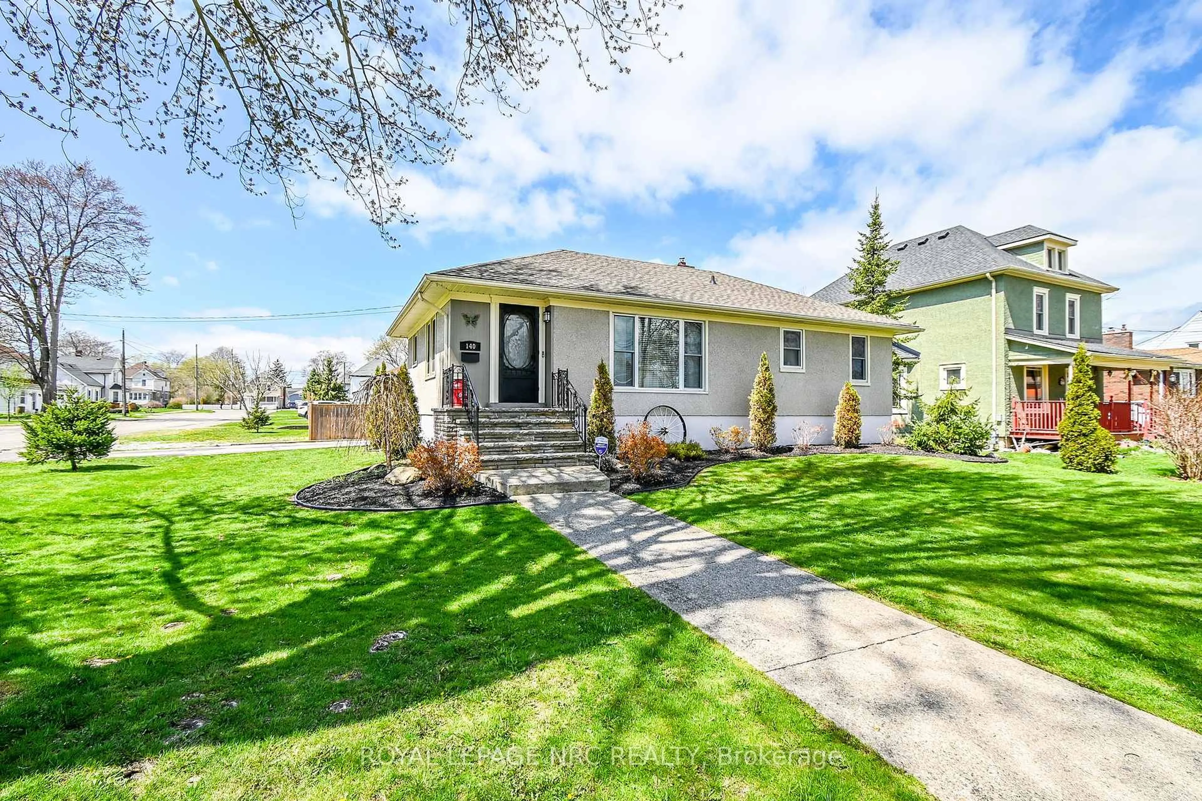 Home with vinyl exterior material, street for 140 Erie St, Port Colborne Ontario L3K 4M4