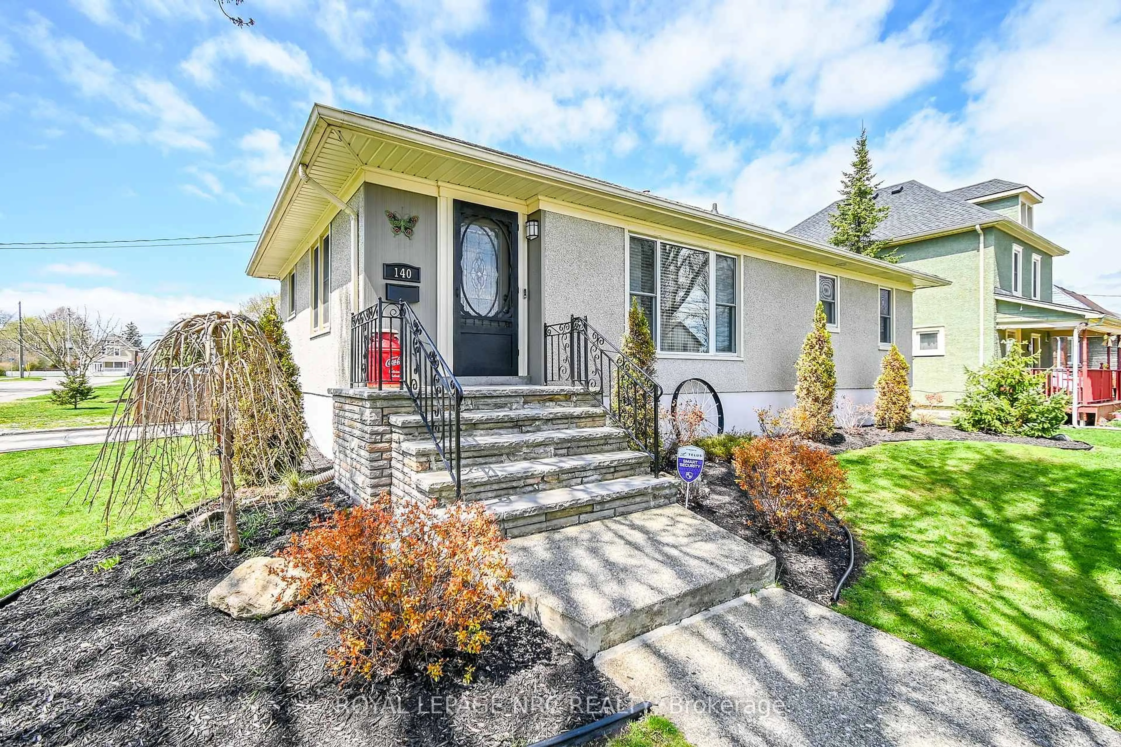 Home with vinyl exterior material, street for 140 Erie St, Port Colborne Ontario L3K 4M4