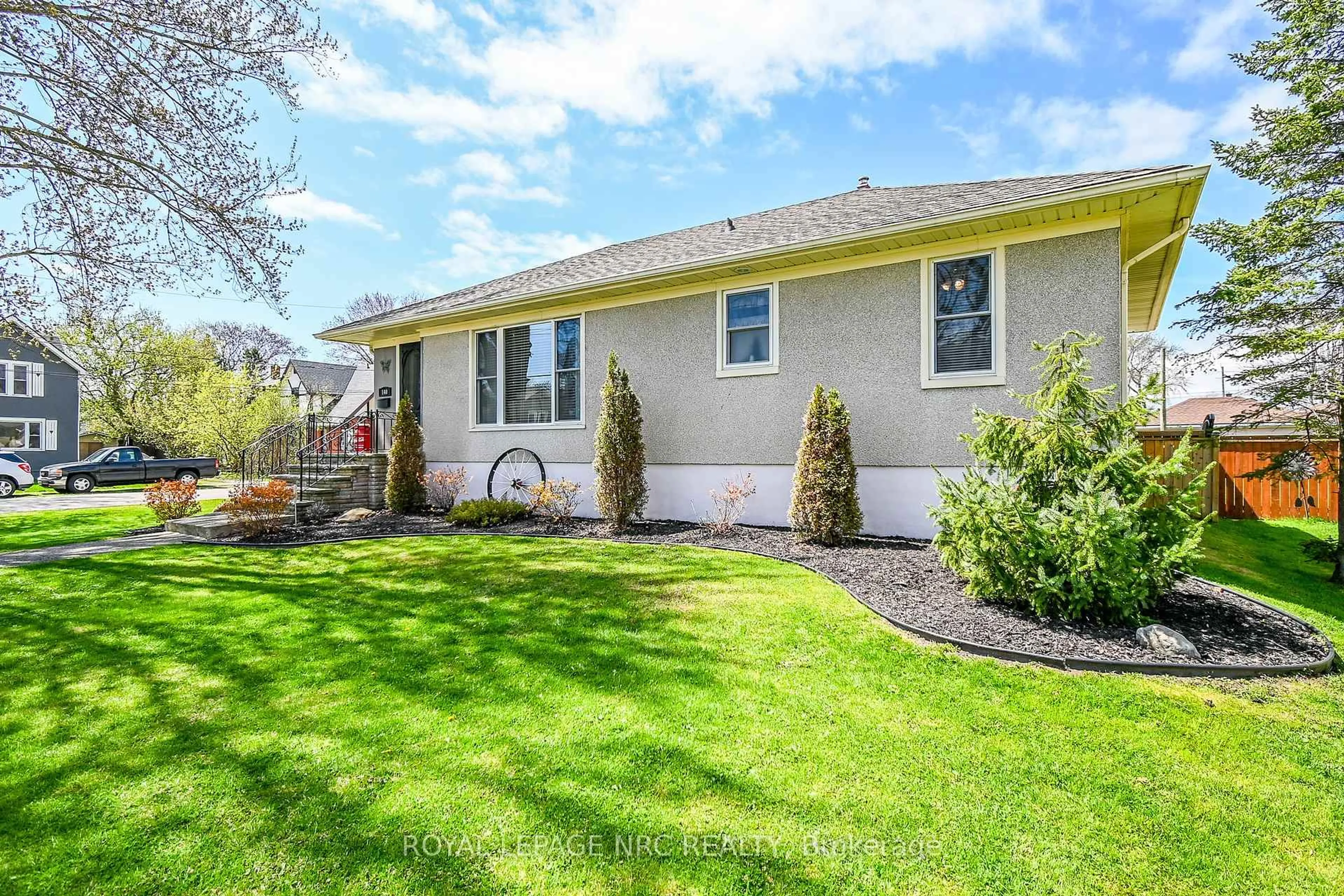Home with vinyl exterior material, street for 140 Erie St, Port Colborne Ontario L3K 4M4