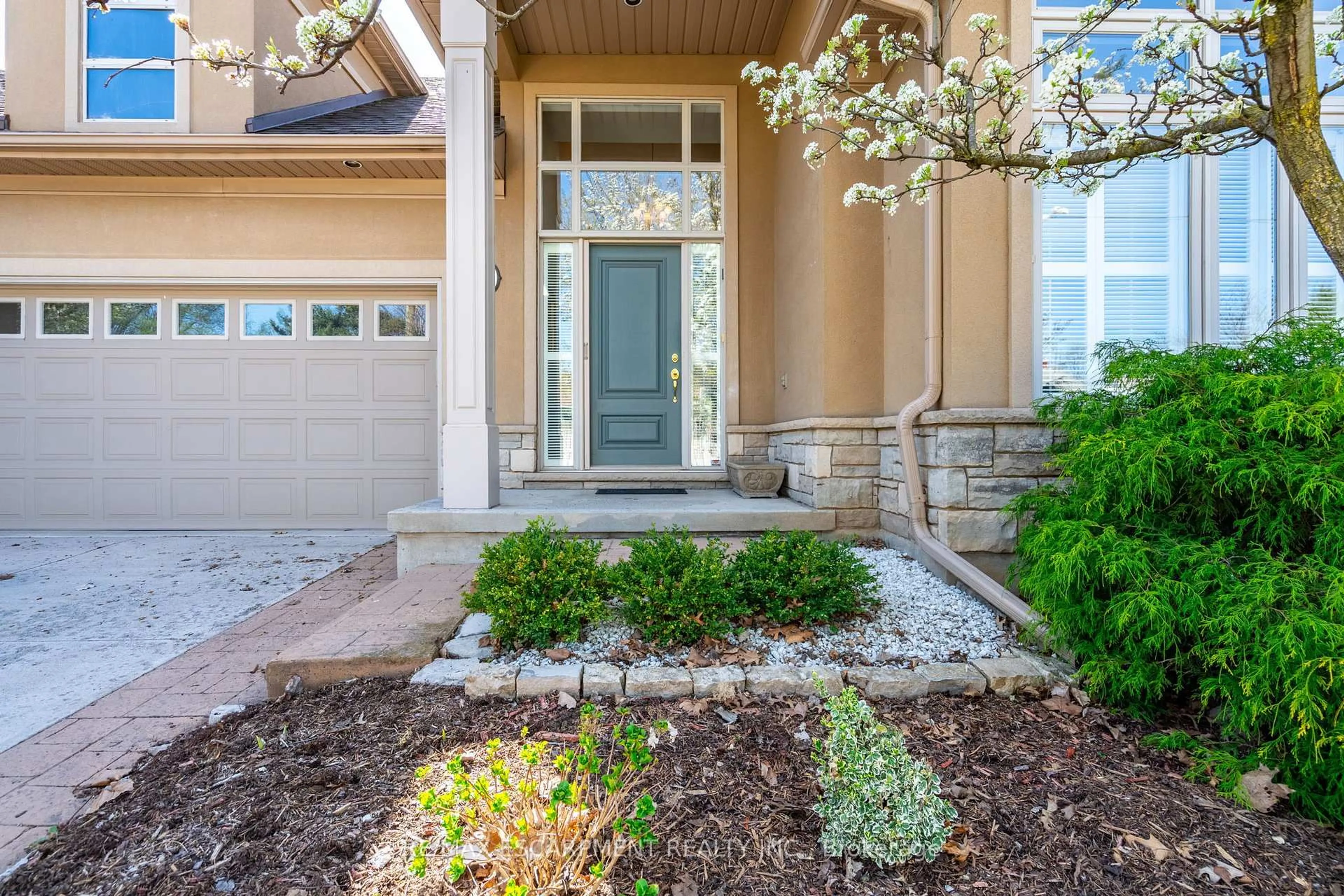 Indoor entryway for 165 Glendale Ave #4, St. Catharines Ontario L2T 2K2