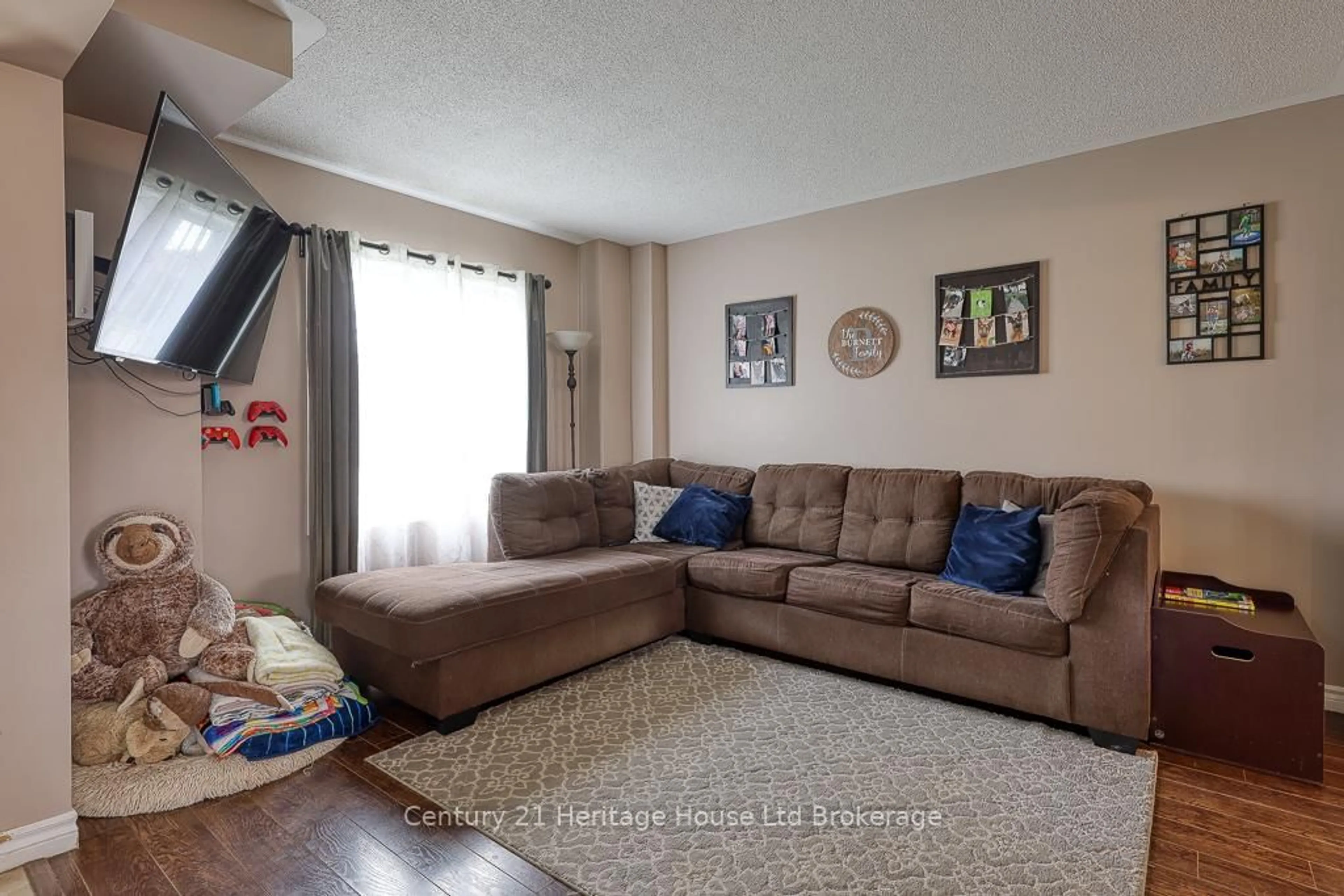 Living room with furniture, unknown for 27 Tompkins Crt, Norwich Ontario N0J 1P0