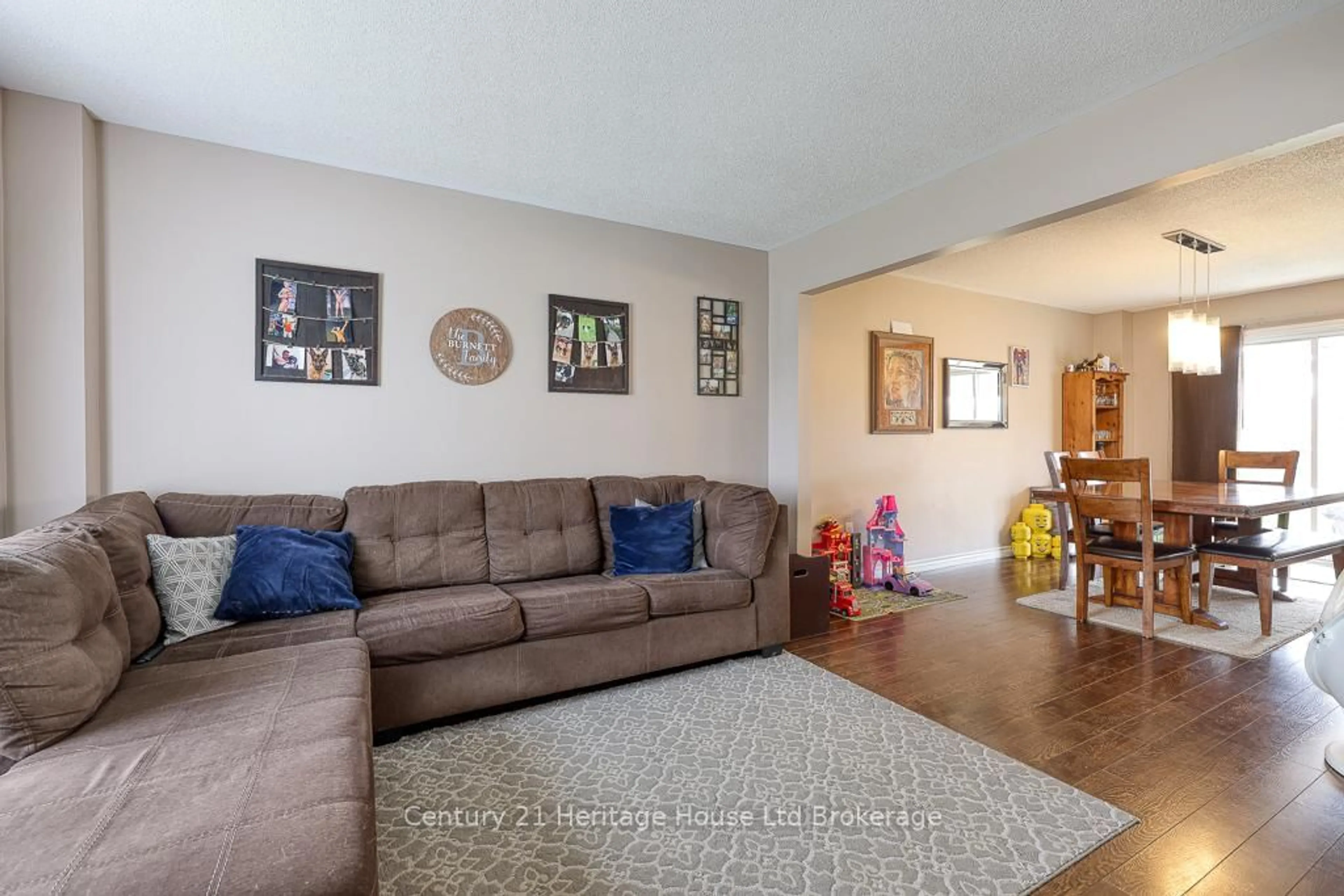 Living room with furniture, unknown for 27 Tompkins Crt, Norwich Ontario N0J 1P0
