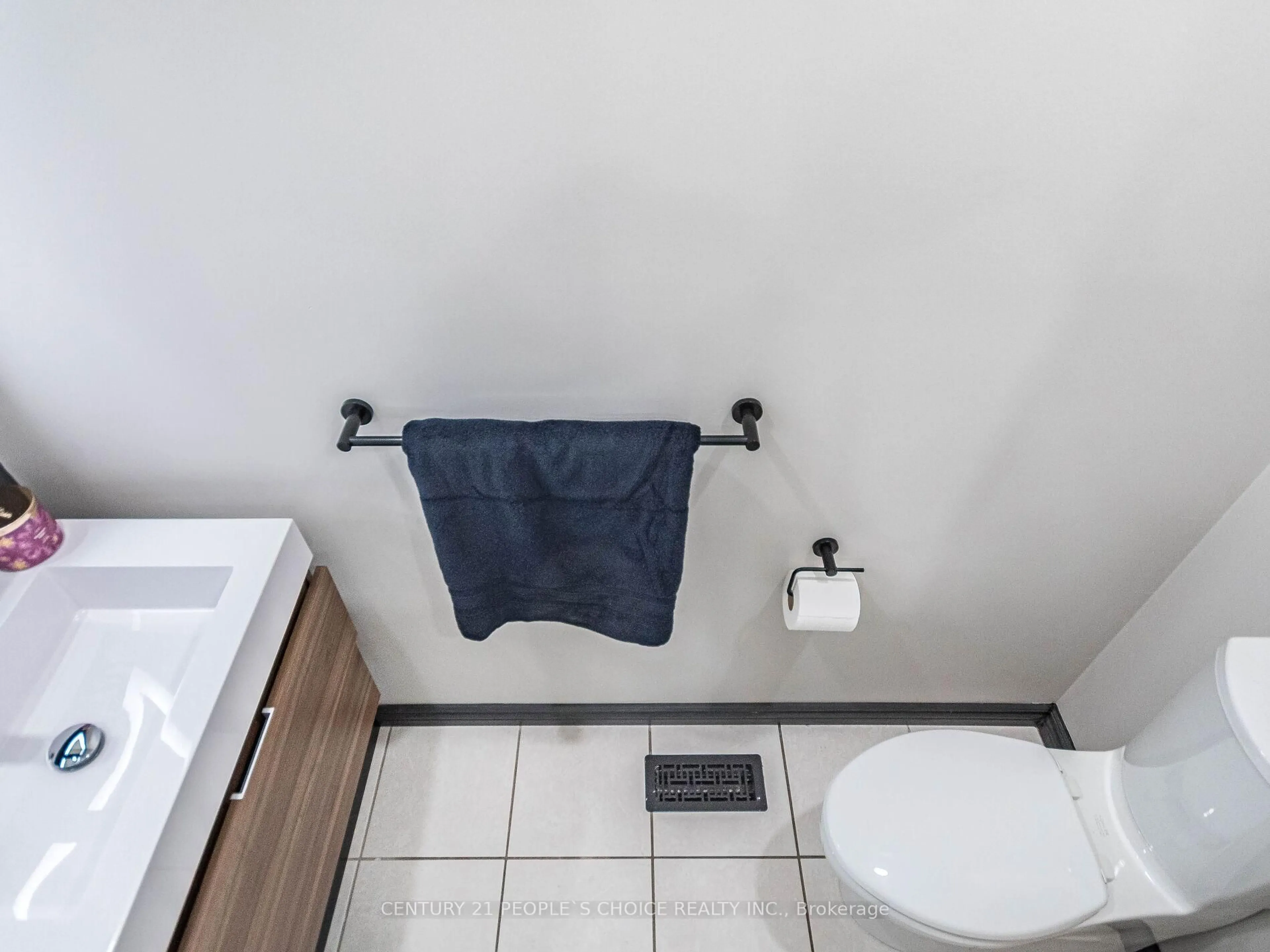 Standard bathroom, ceramic/tile floor for 485 Green Rd #79, Hamilton Ontario L8E 6A8