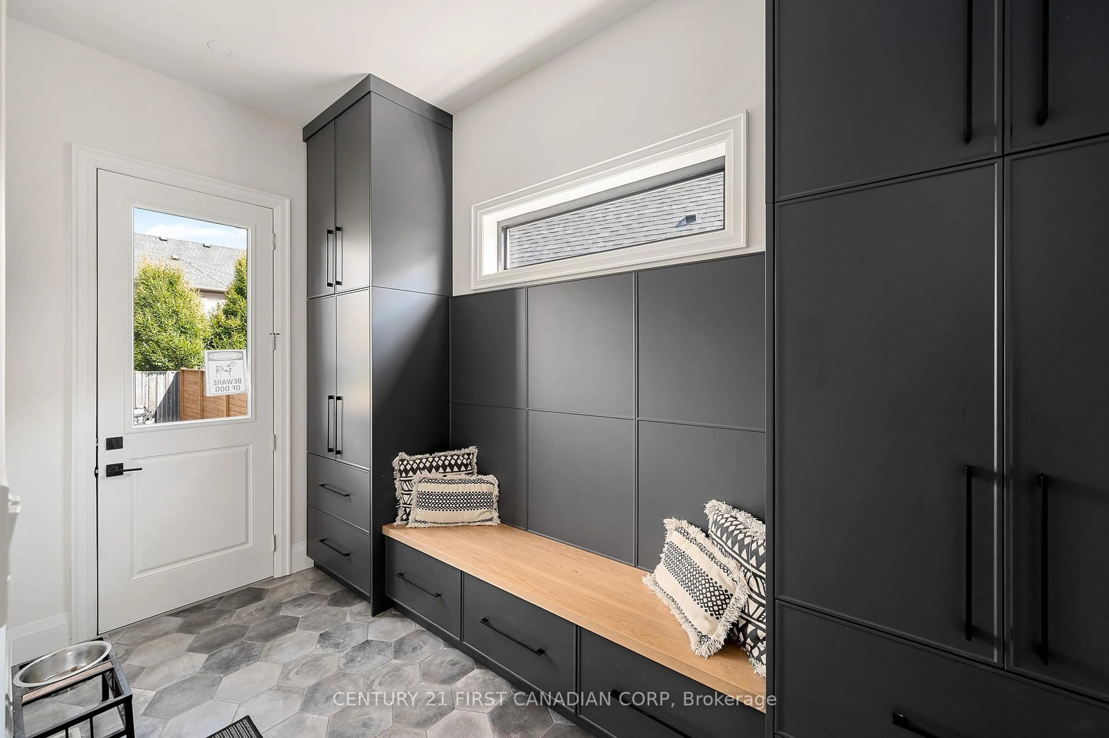Indoor entryway for 244 FOXBOROUGH Pl, Thames Centre Ontario N0M 2P0