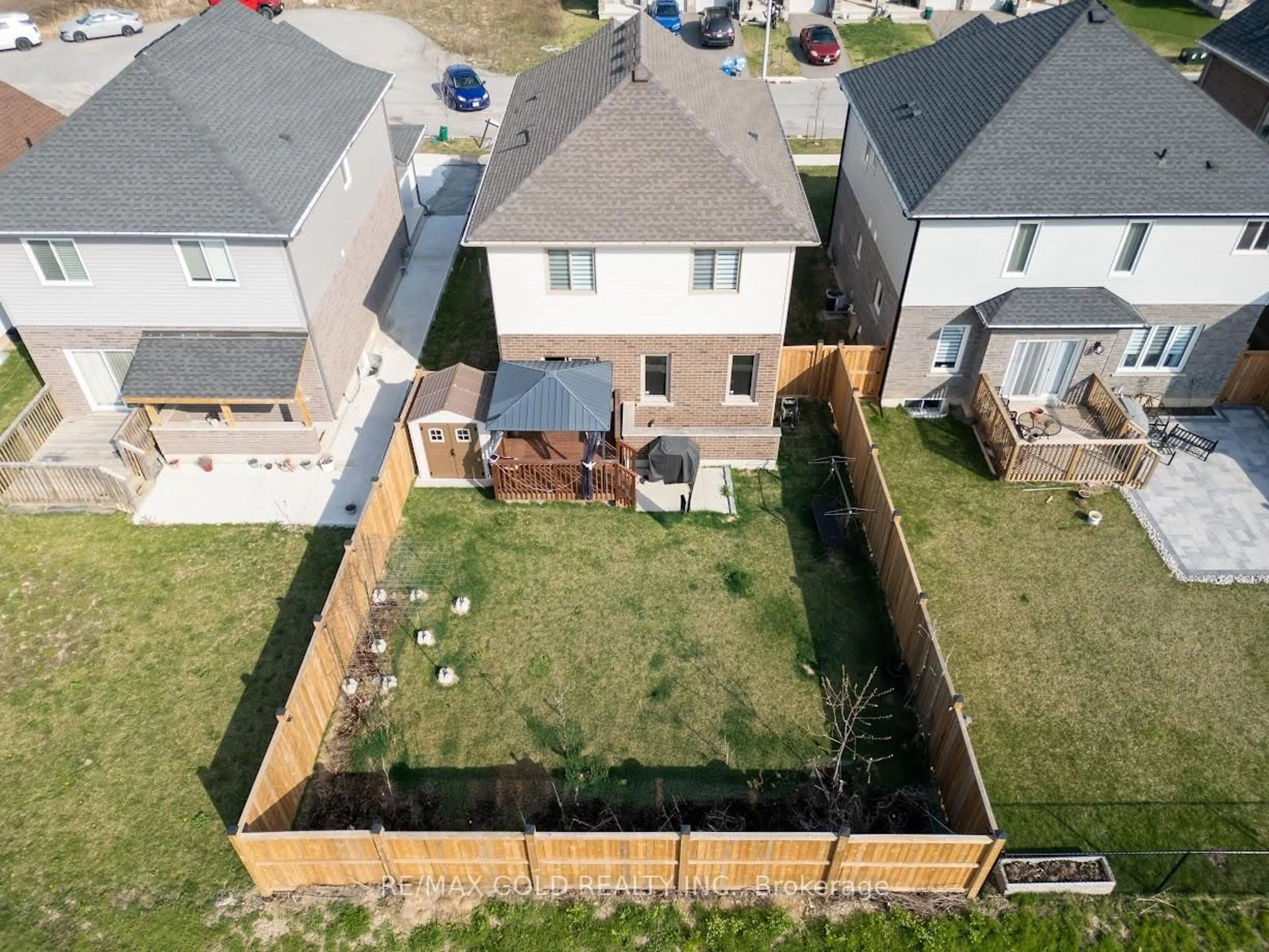 A pic from outside/outdoor area/front of a property/back of a property/a pic from drone, unknown for 62 Spring Crest Way, Thorold Ontario L2V 0J8