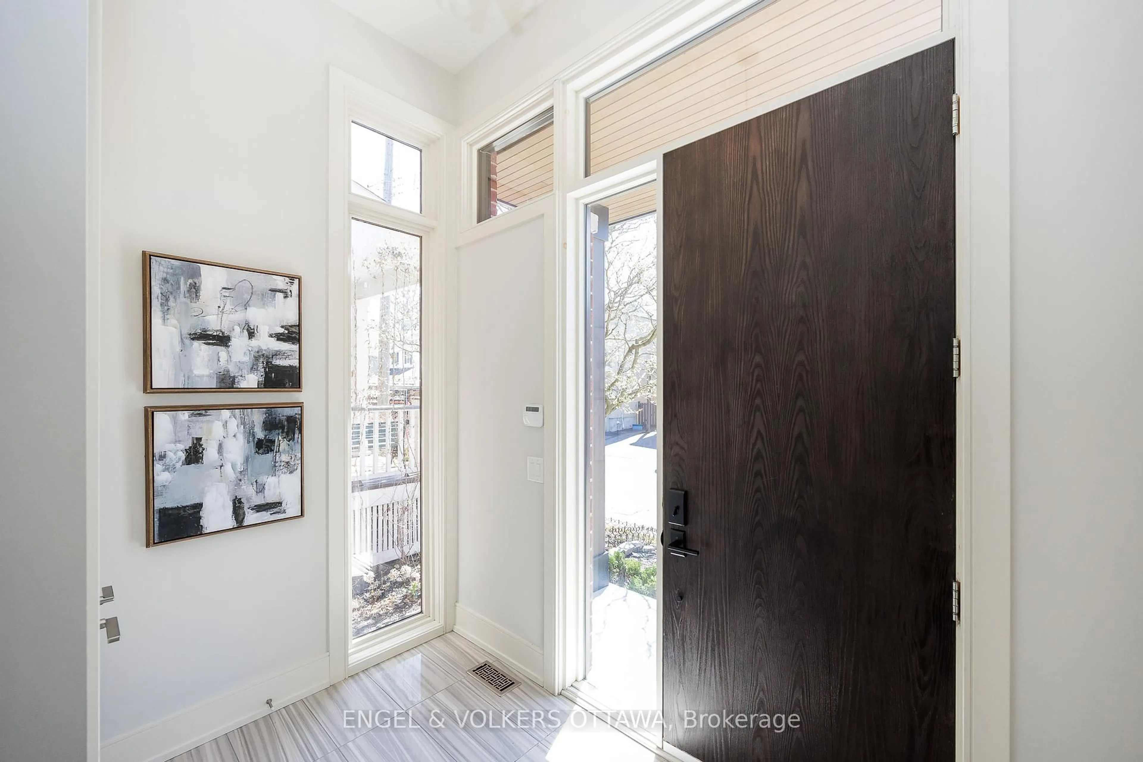 Indoor entryway for 35 Newton St, Ottawa Ontario K1S 2S6