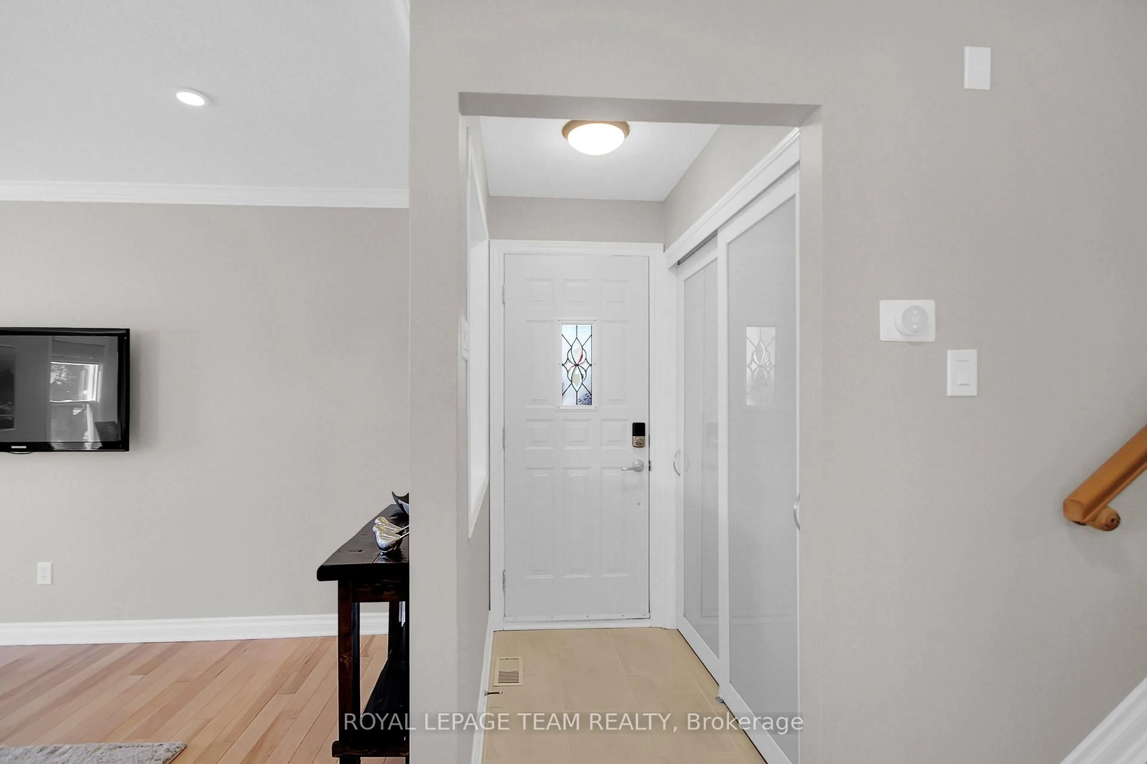 Indoor entryway for 167 Abbeyhill Dr, Kanata Ontario K2L 2E9