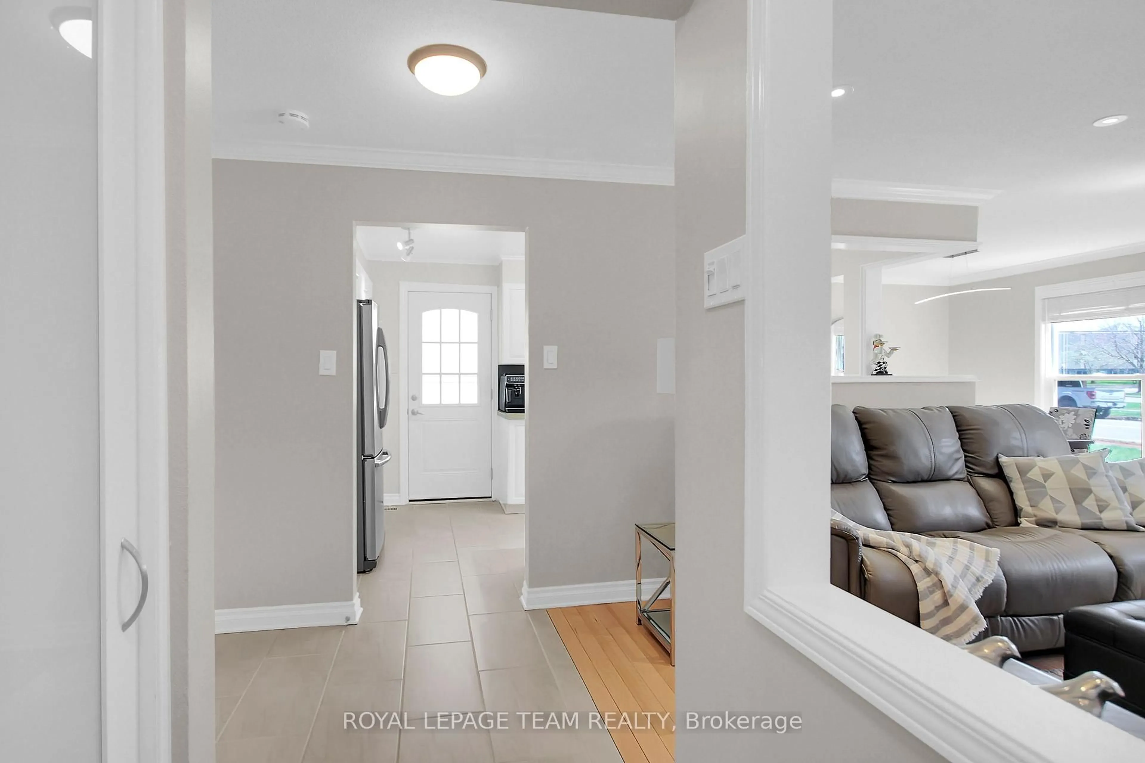 Indoor entryway for 167 Abbeyhill Dr, Kanata Ontario K2L 2E9