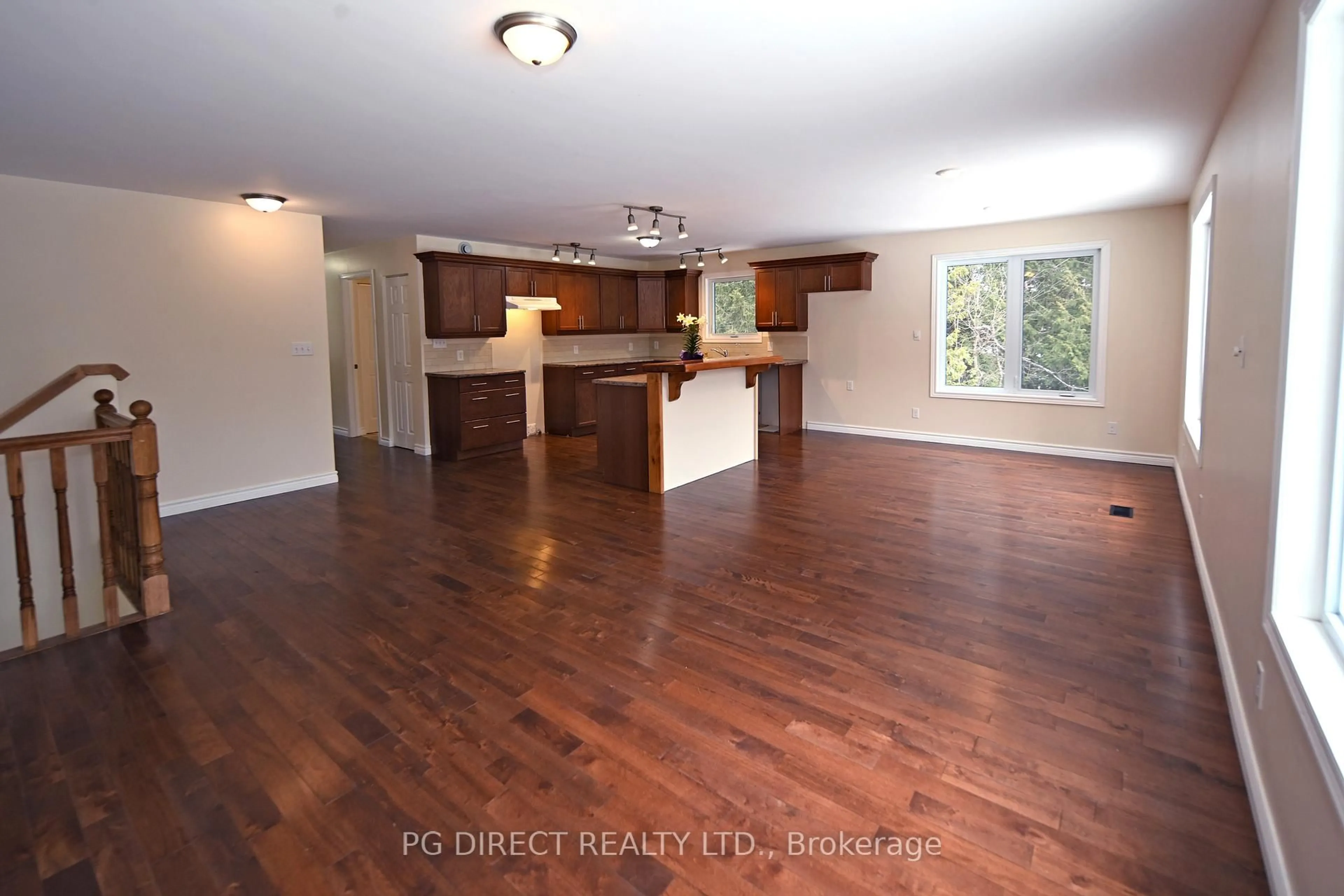 Open concept kitchen, wood/laminate floor for 750 Tower Dr, North Bay Ontario P1B 8G2