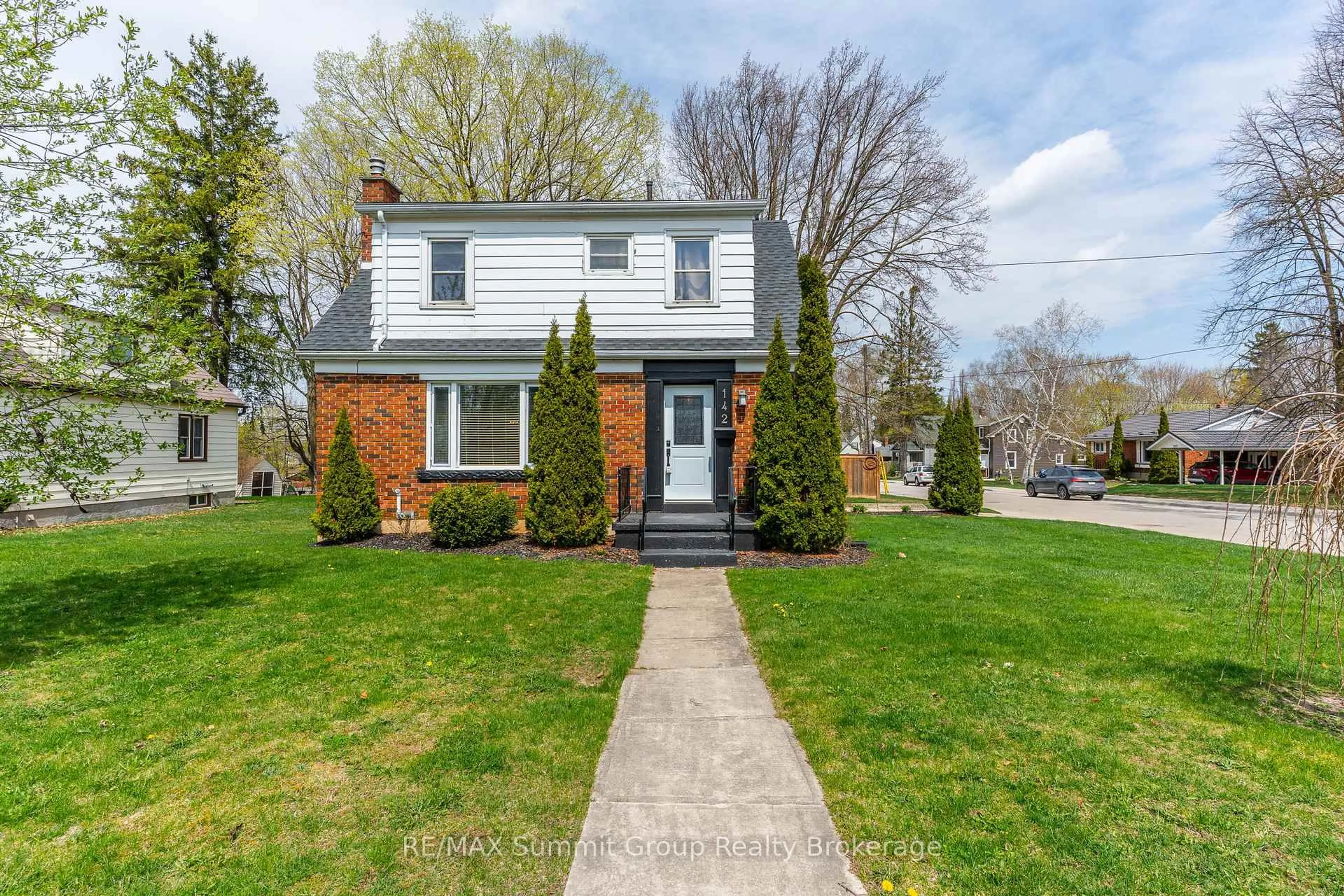 Home with vinyl exterior material, street for 142 7th St, Hanover Ontario N4N 1G4