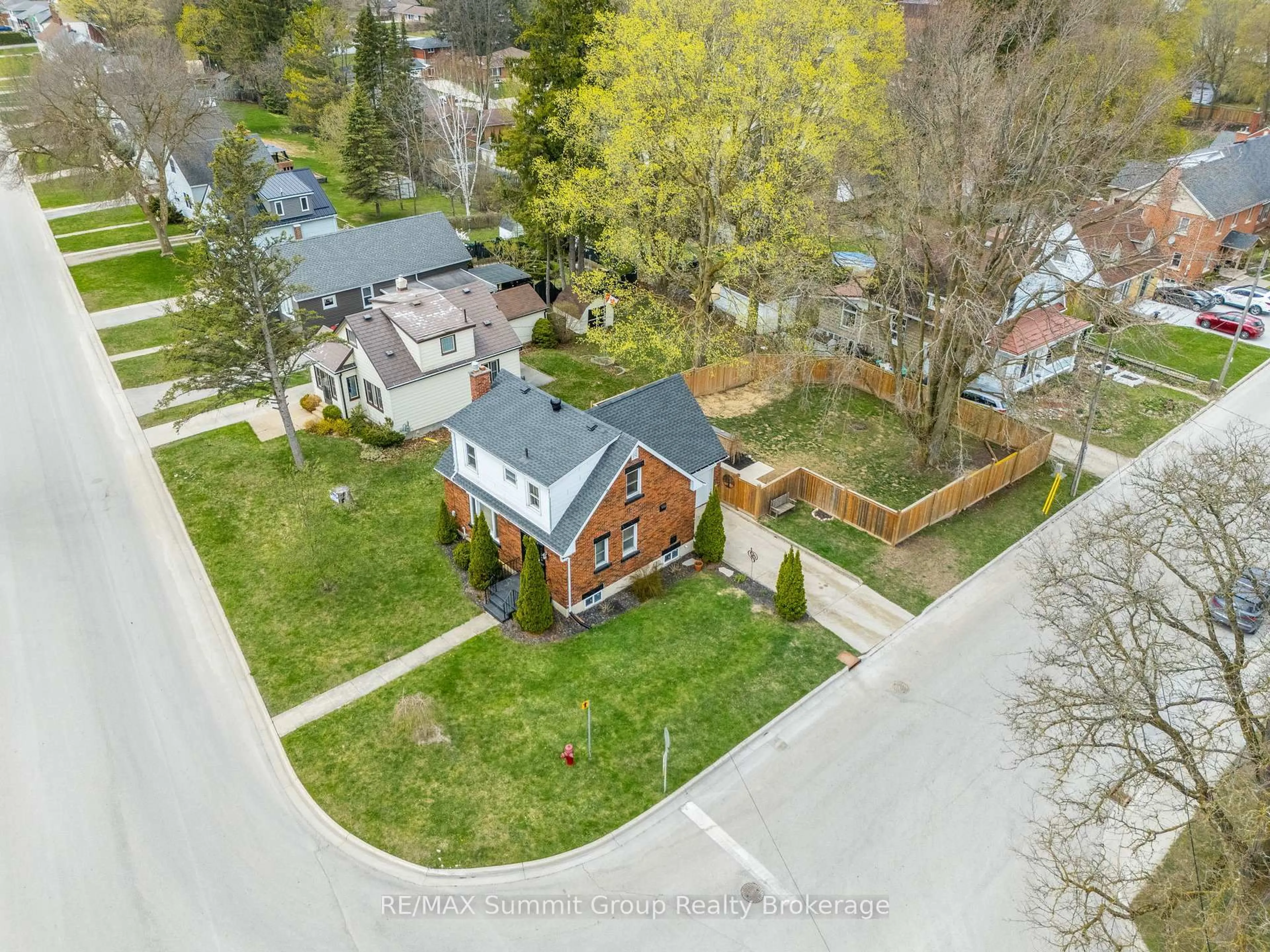 A pic from outside/outdoor area/front of a property/back of a property/a pic from drone, street for 142 7th St, Hanover Ontario N4N 1G4