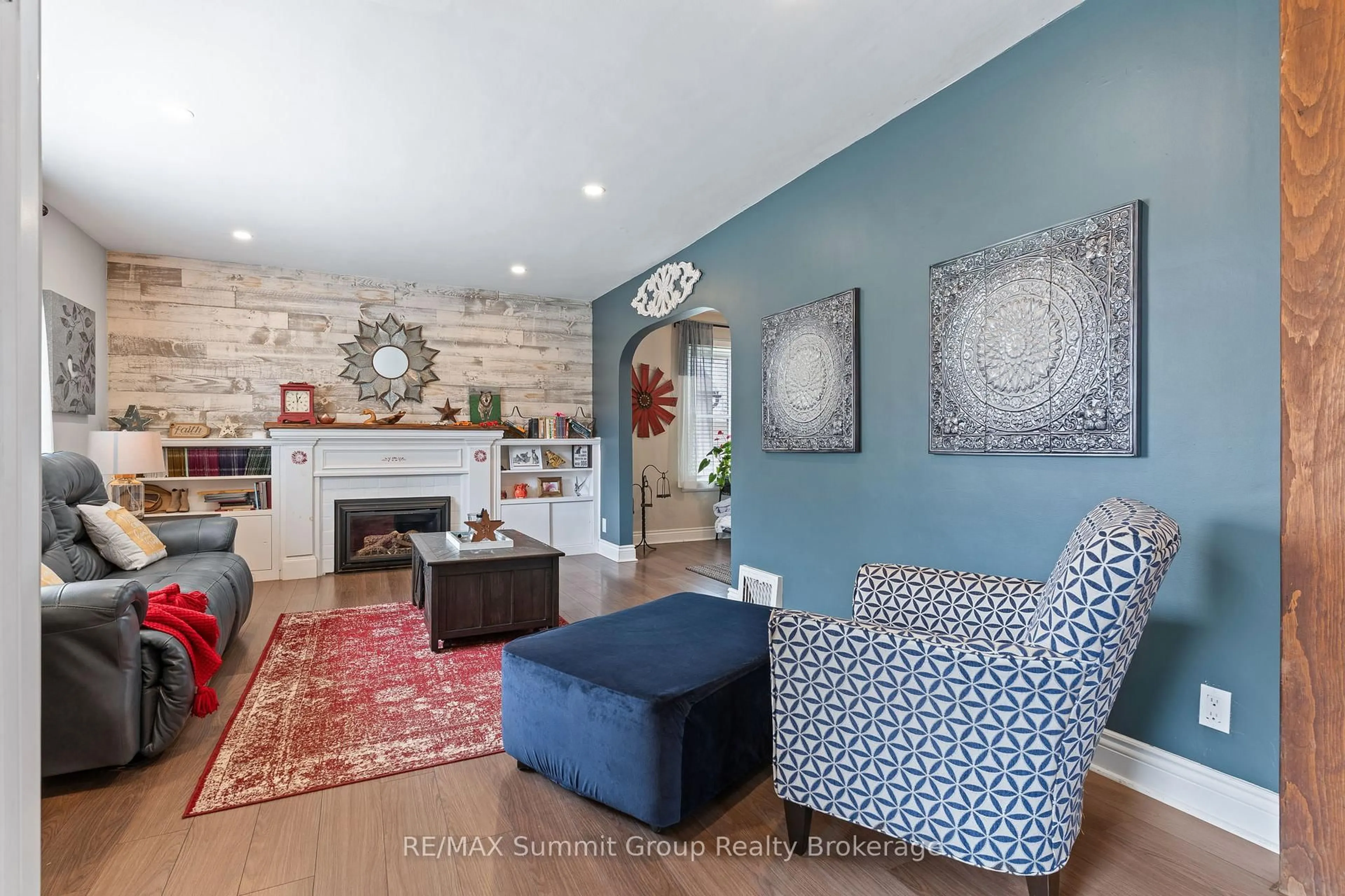 Living room with furniture, unknown for 142 7th St, Hanover Ontario N4N 1G4