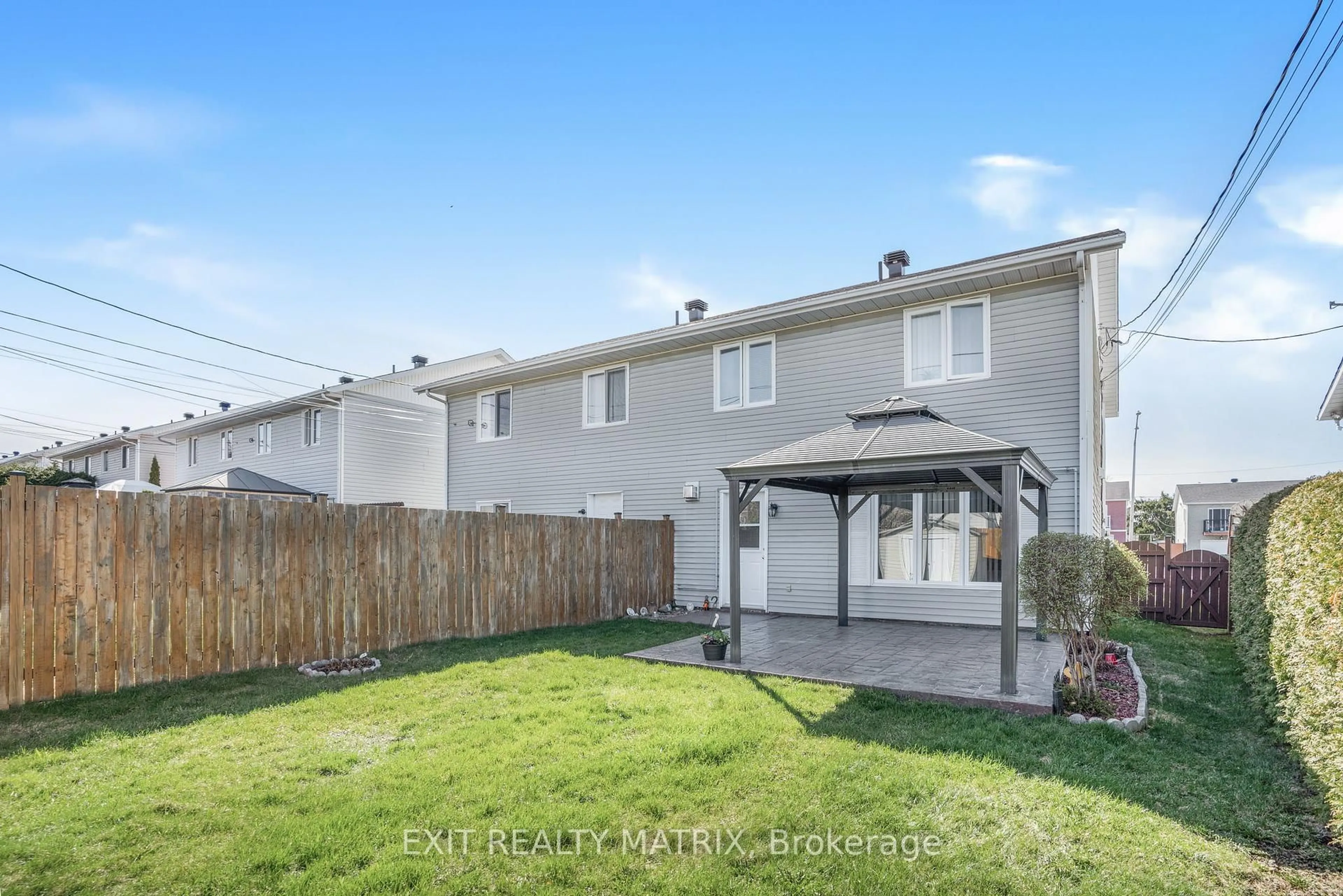 A pic from outside/outdoor area/front of a property/back of a property/a pic from drone, street for 463 Tupper St, Hawkesbury Ontario K6A 3L8