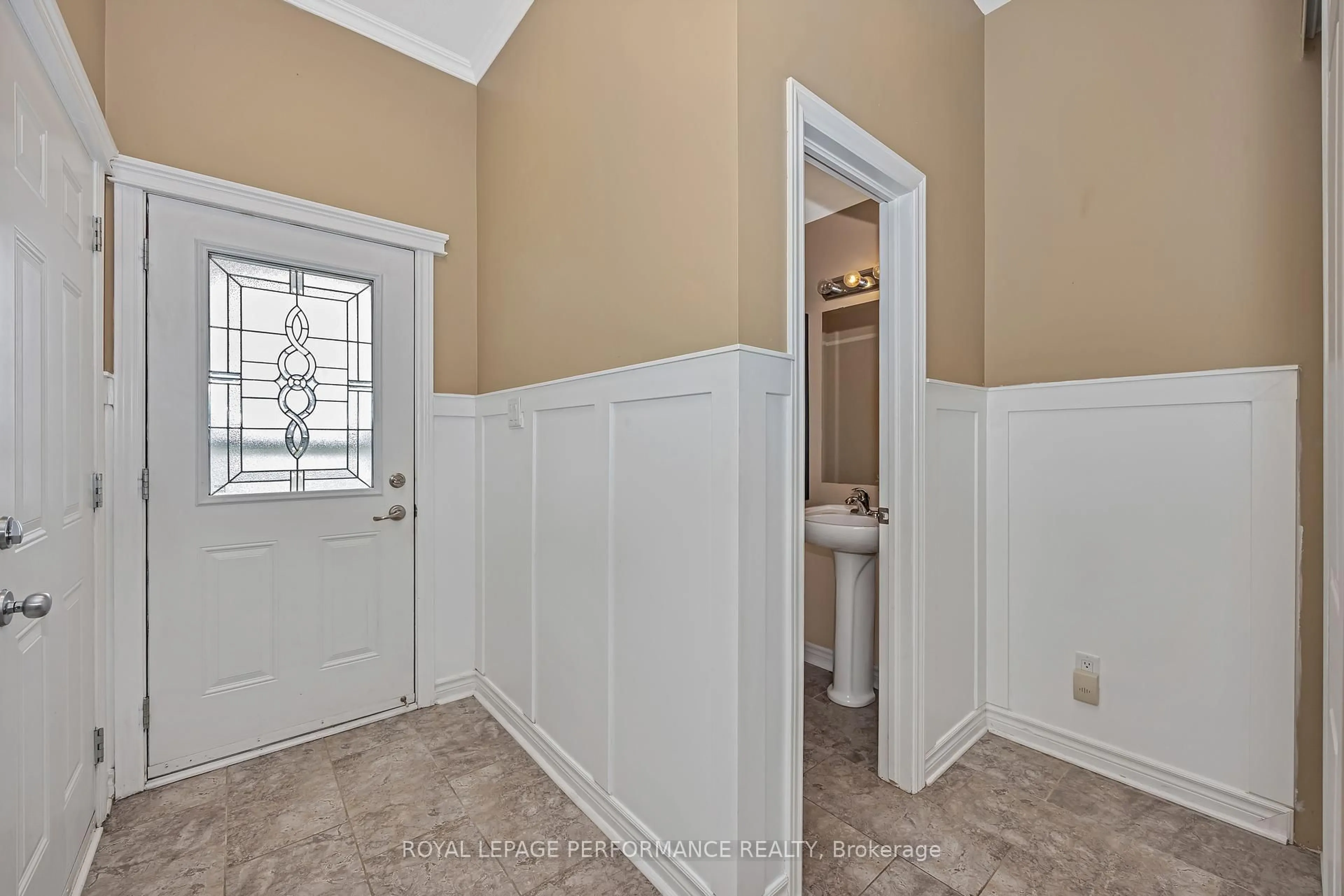 Indoor entryway for 204 Montmorency Way, Ottawa Ontario K4A 0J3