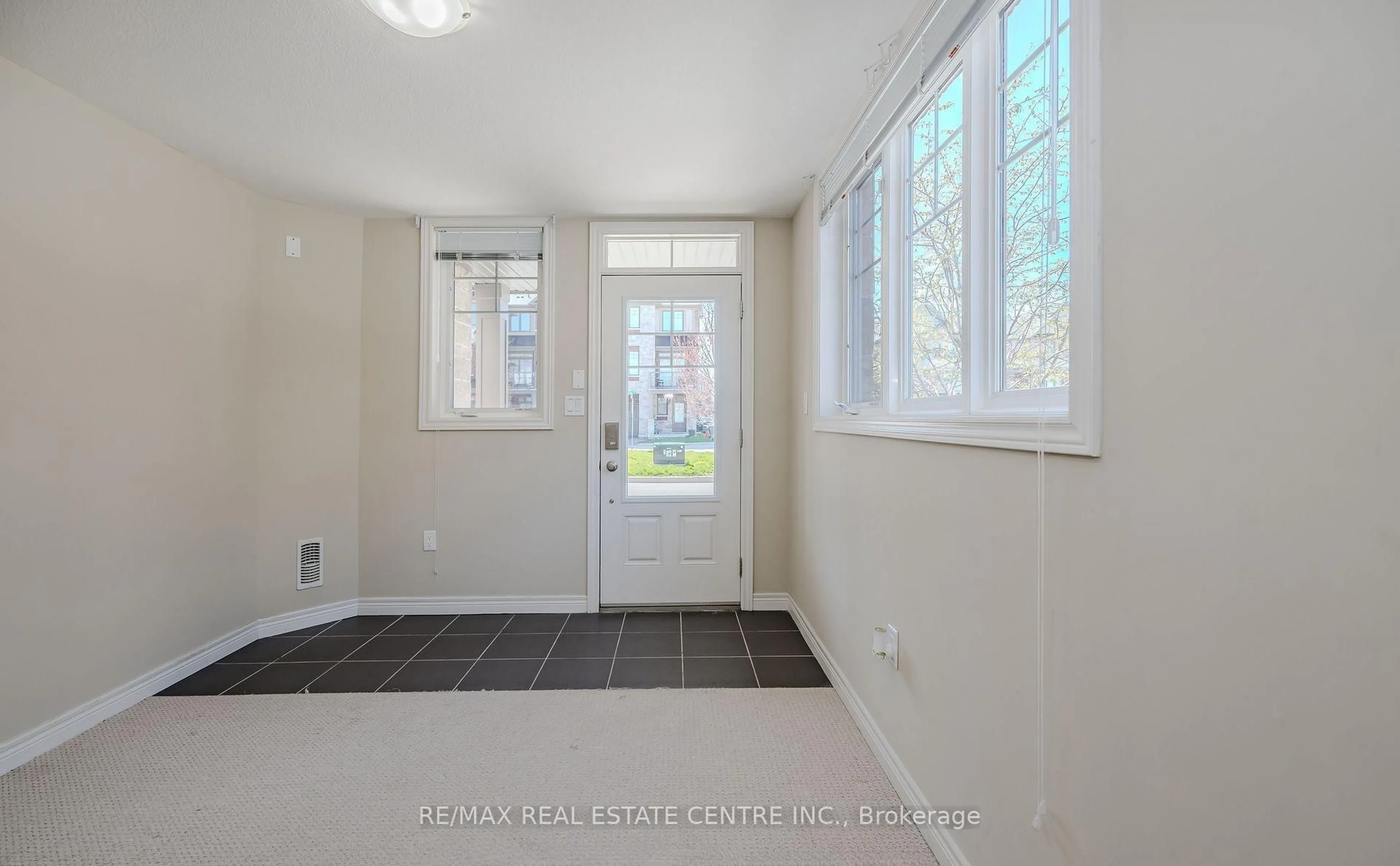 Indoor entryway for 1 Cheps Lane, Hamilton Ontario L9G 0G7
