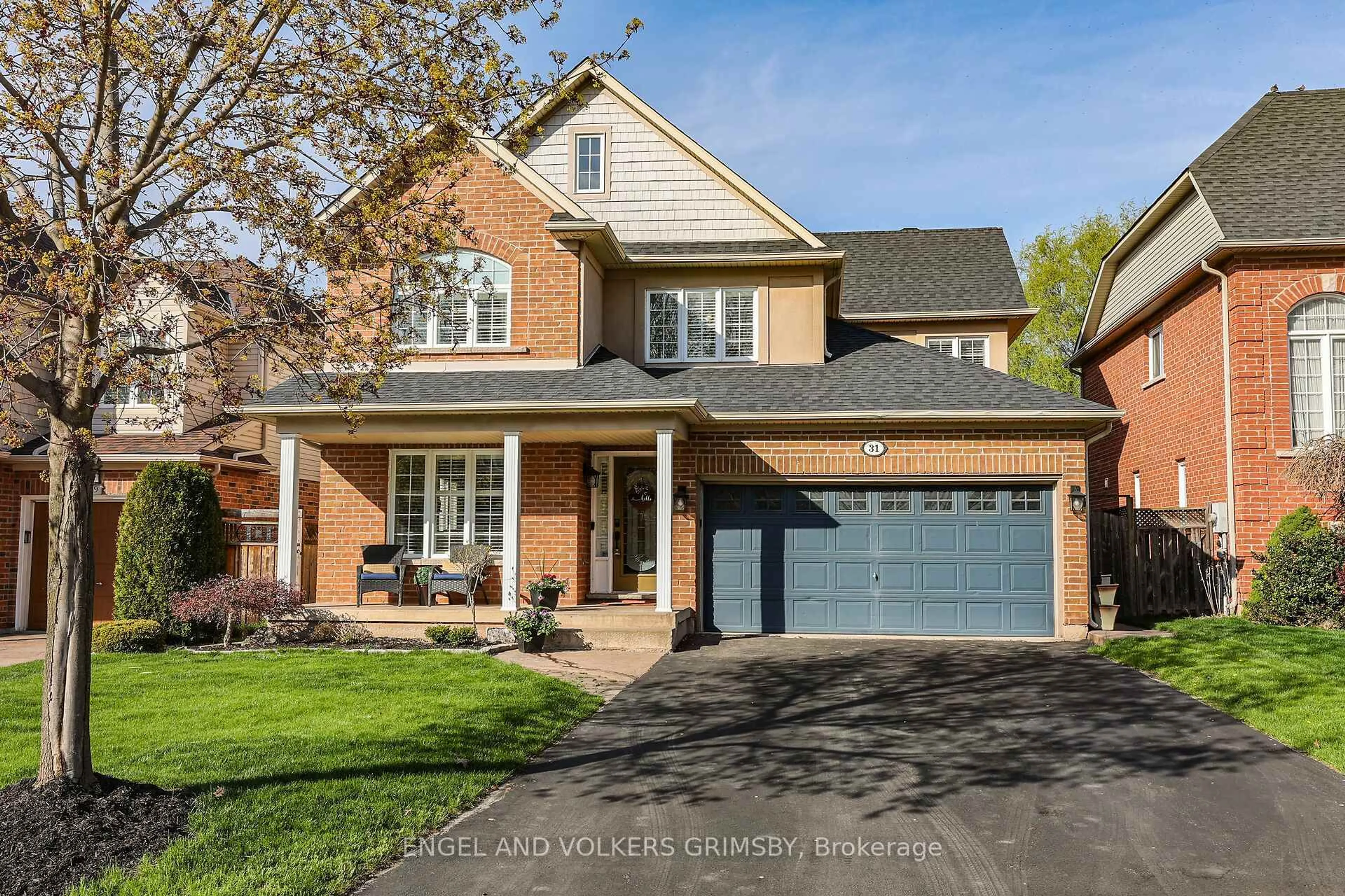 Home with brick exterior material, street for 31 Chardonnay Pl, Grimsby Ontario L3M 5S6