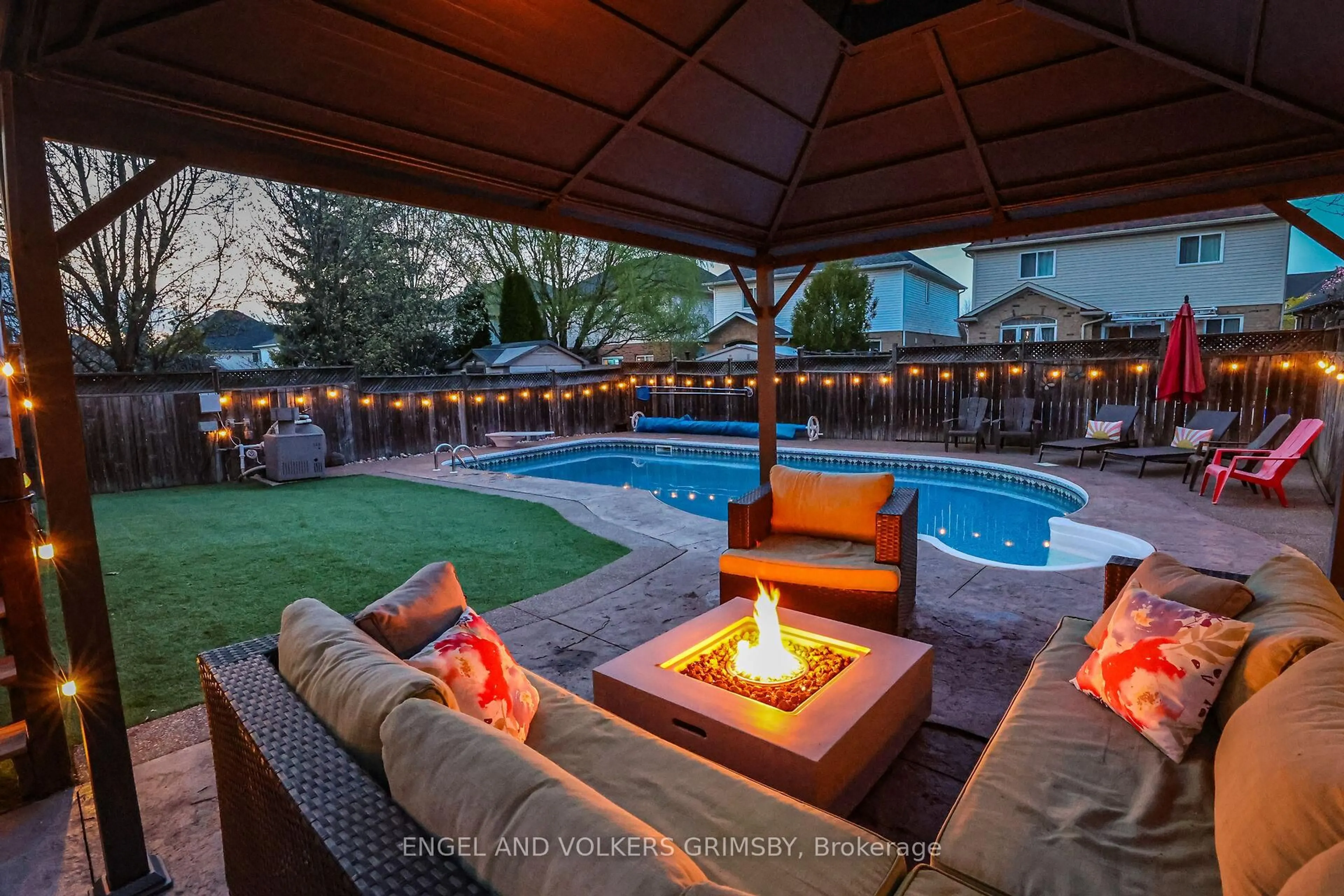 Patio, water/lake/river/ocean view for 31 Chardonnay Pl, Grimsby Ontario L3M 5S6