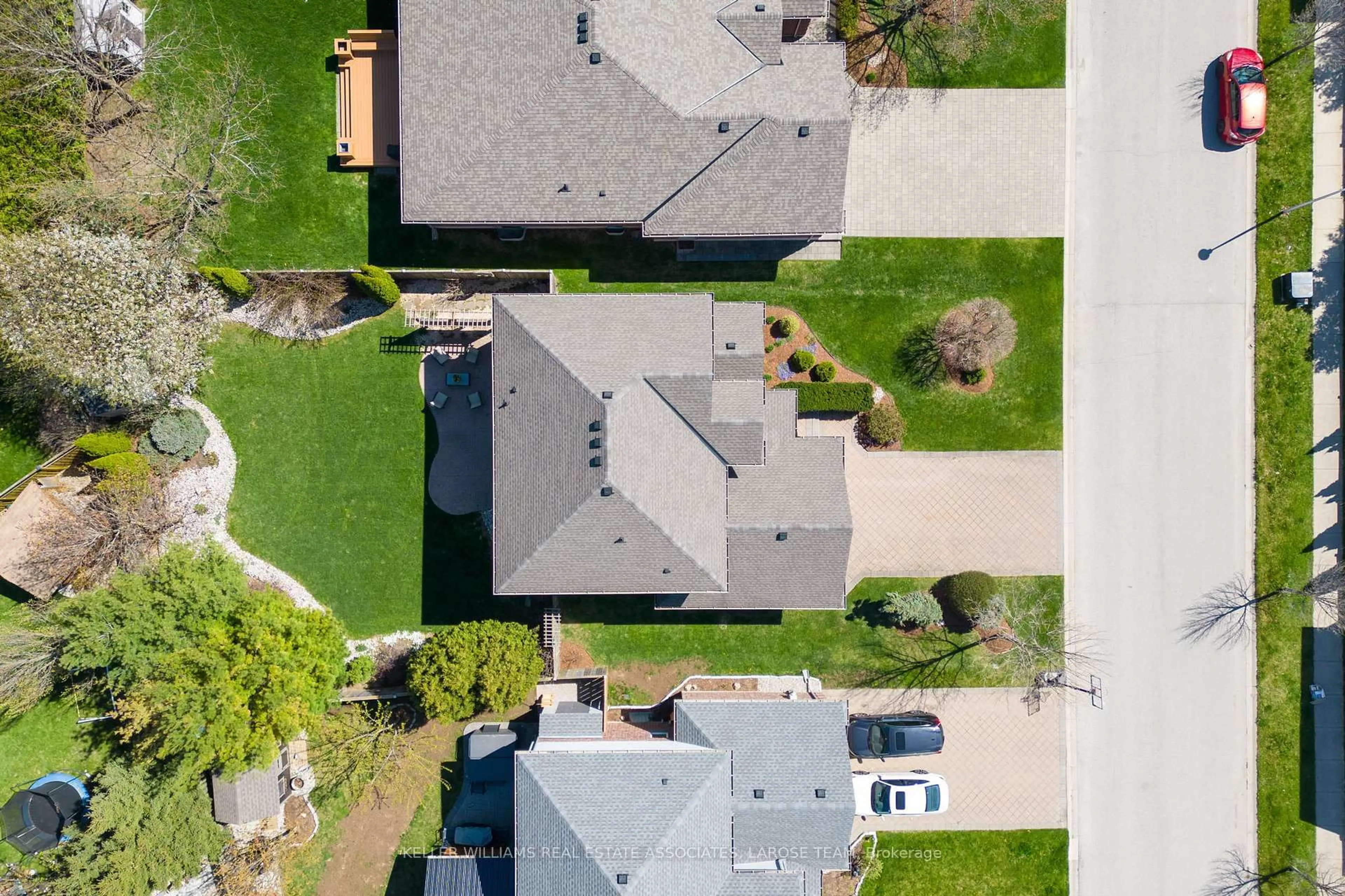 A pic from outside/outdoor area/front of a property/back of a property/a pic from drone, street for 2172 Logans Ru, London Ontario N6K 5A4