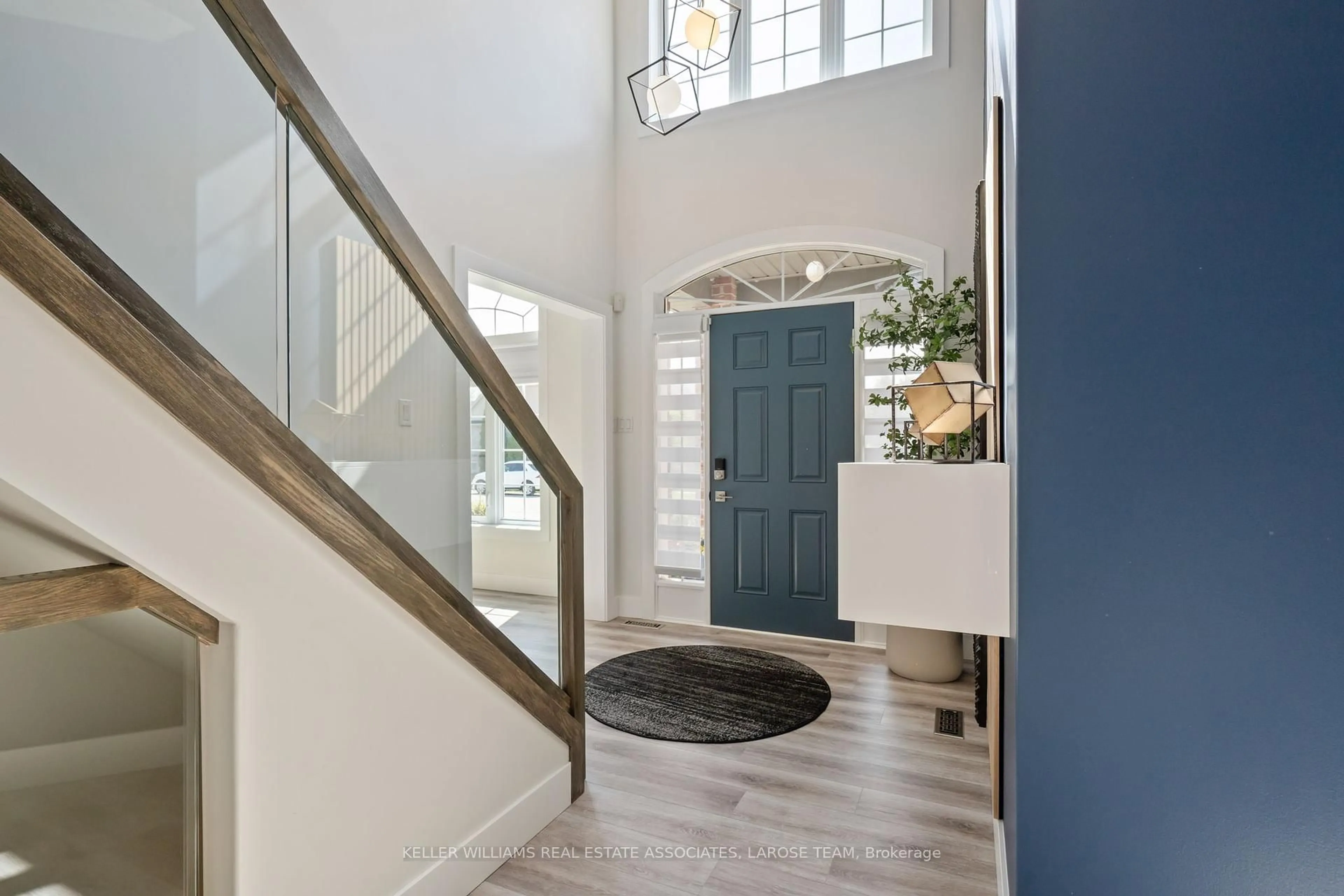 Indoor entryway for 2172 Logans Ru, London Ontario N6K 5A4
