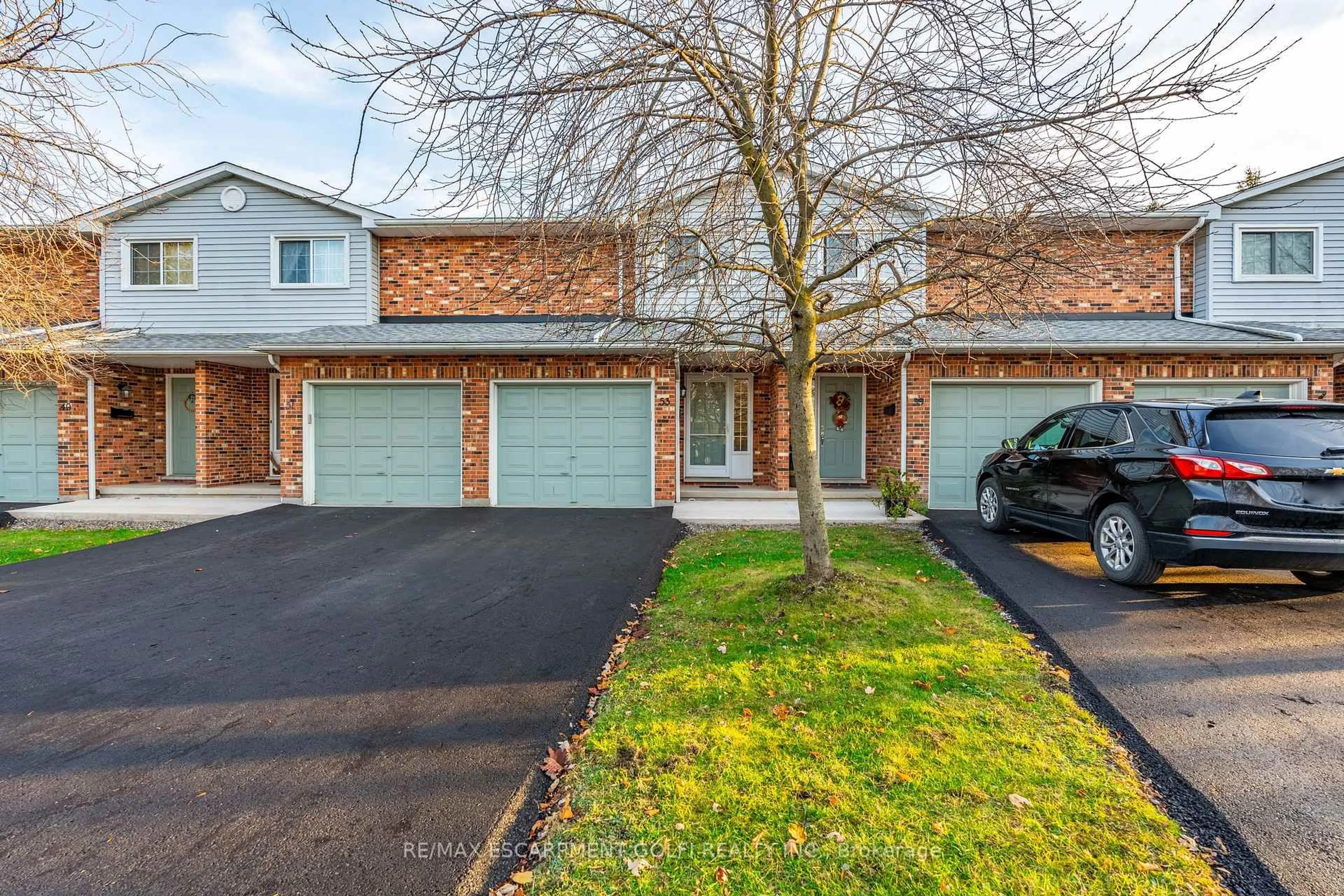 A pic from outside/outdoor area/front of a property/back of a property/a pic from drone, street for 53 Myrtle Ave, St. Catharines Ontario L2M 5W2