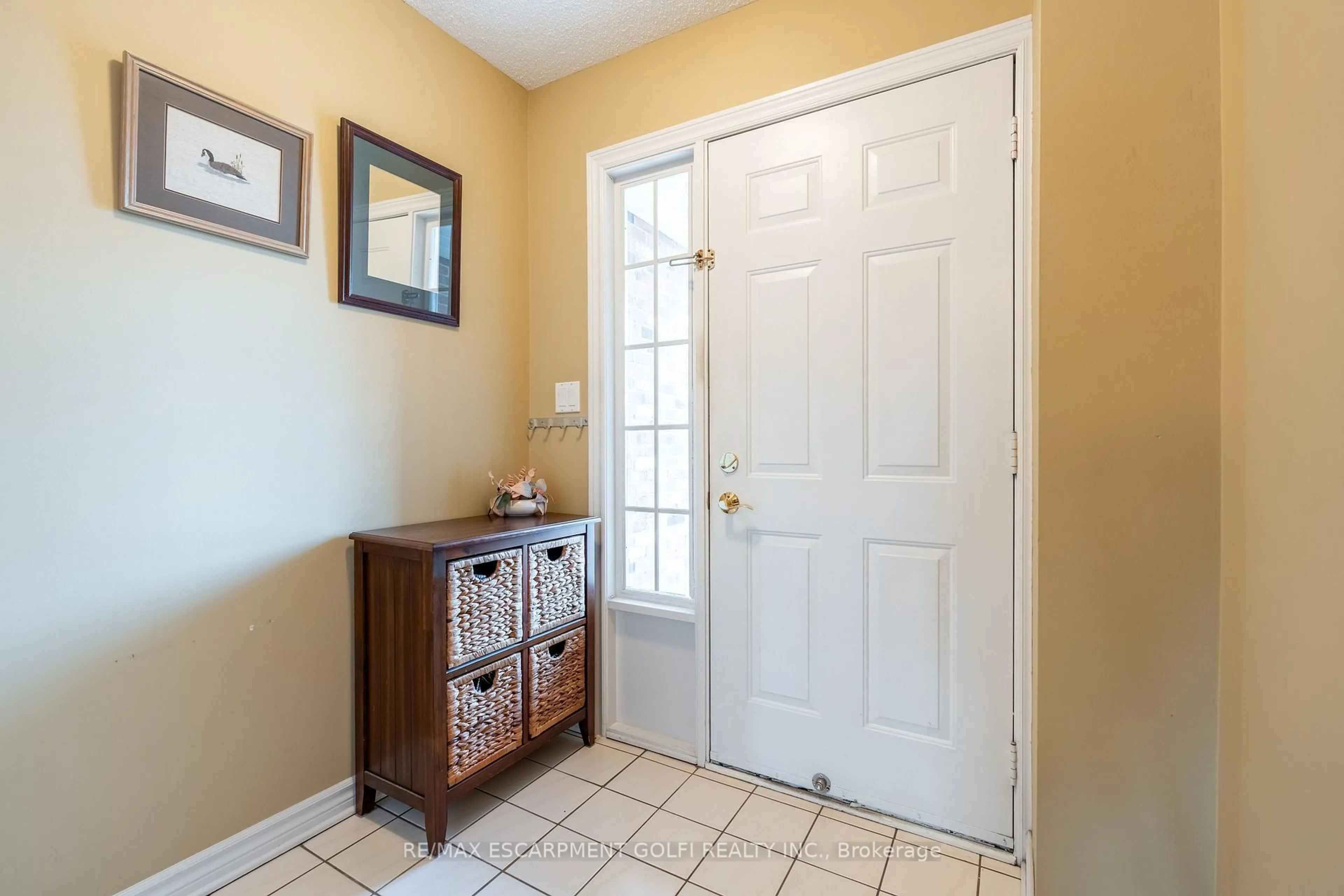 Indoor entryway for 53 Myrtle Ave, St. Catharines Ontario L2M 5W2
