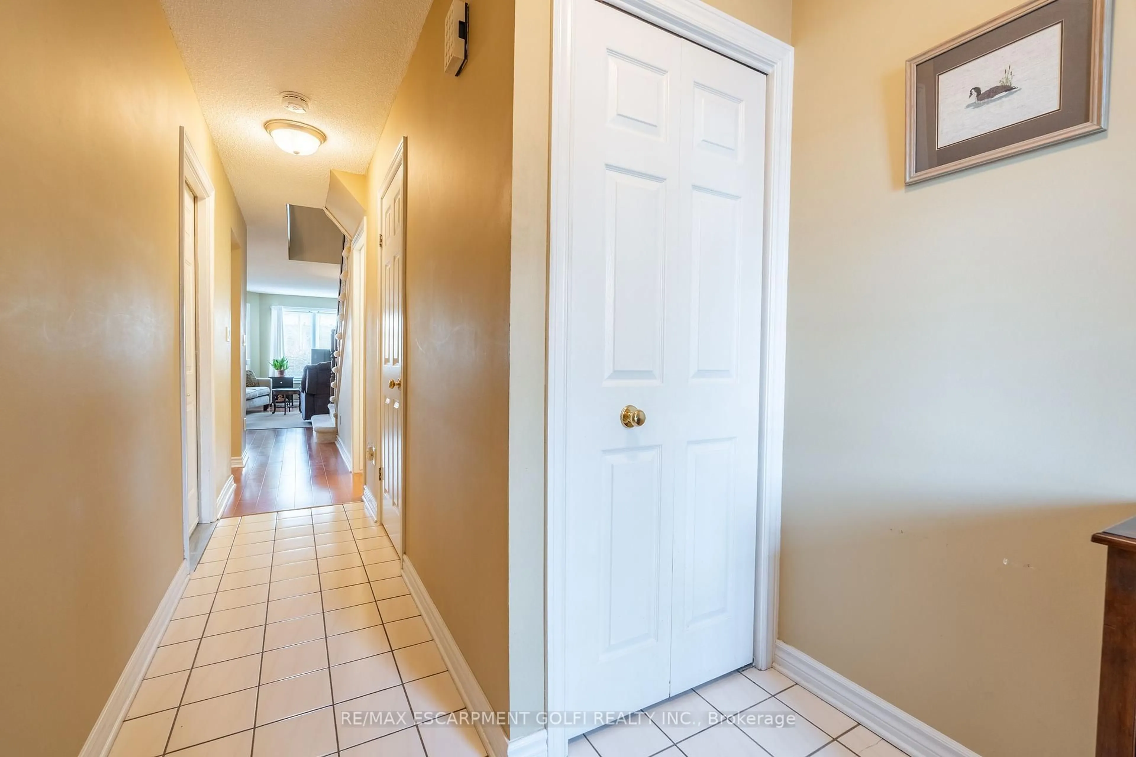 Indoor foyer for 53 Myrtle Ave, St. Catharines Ontario L2M 5W2