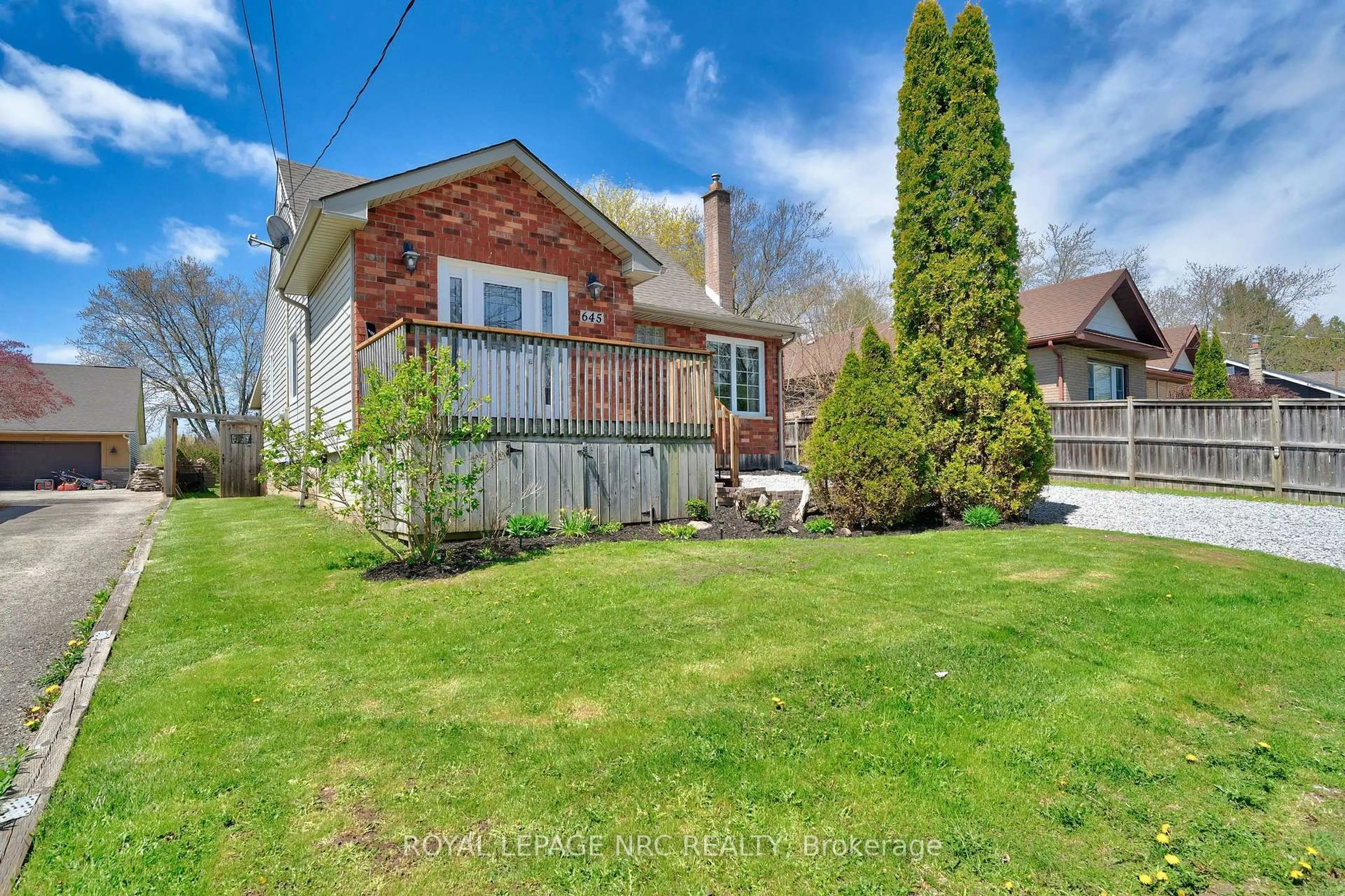 A pic from outside/outdoor area/front of a property/back of a property/a pic from drone, street for 645 SOUTH PELHAM Rd, Welland Ontario L3C 3C7