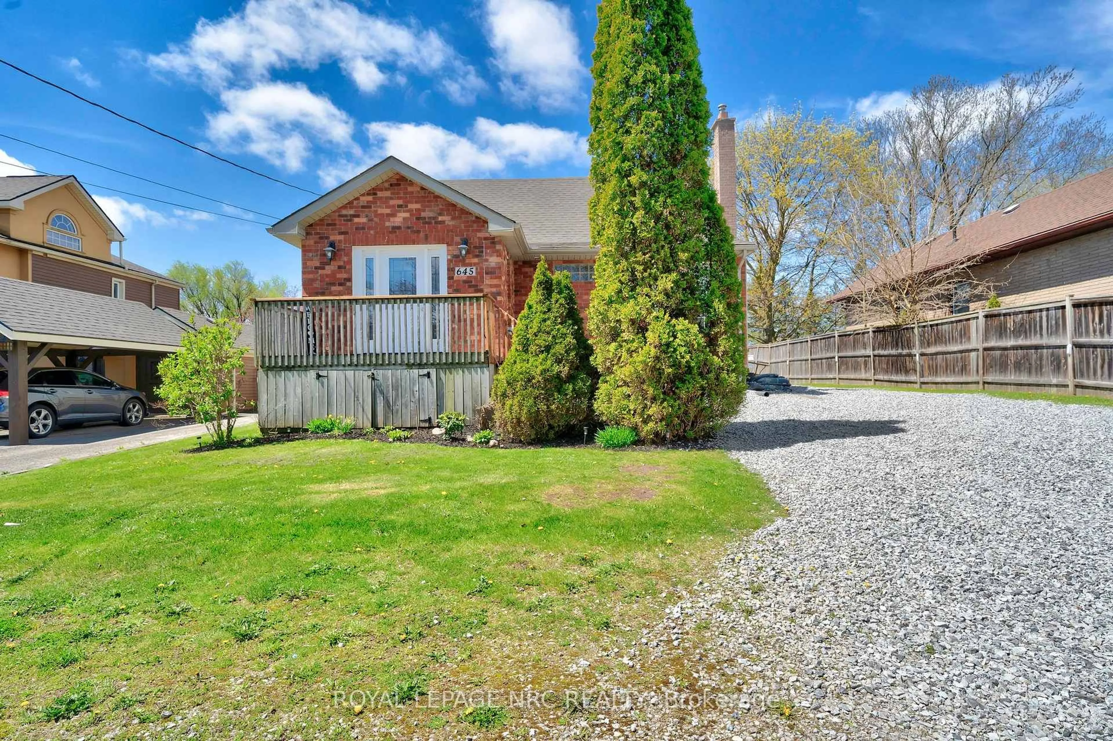 A pic from outside/outdoor area/front of a property/back of a property/a pic from drone, street for 645 SOUTH PELHAM Rd, Welland Ontario L3C 3C7