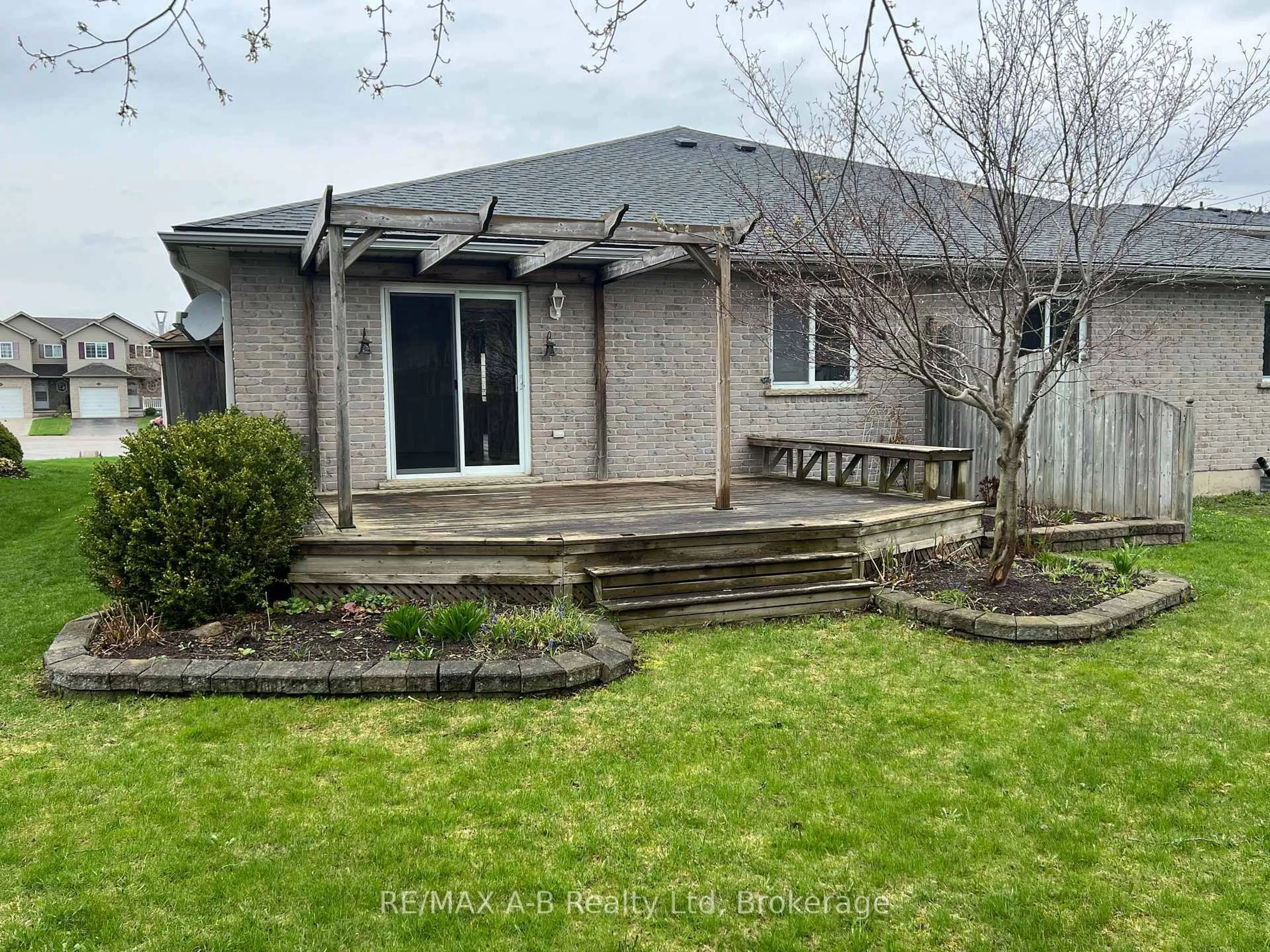 A pic from outside/outdoor area/front of a property/back of a property/a pic from drone, street for 204 Frederick Crt, East Zorra-Tavistock Ontario N0B 2R0