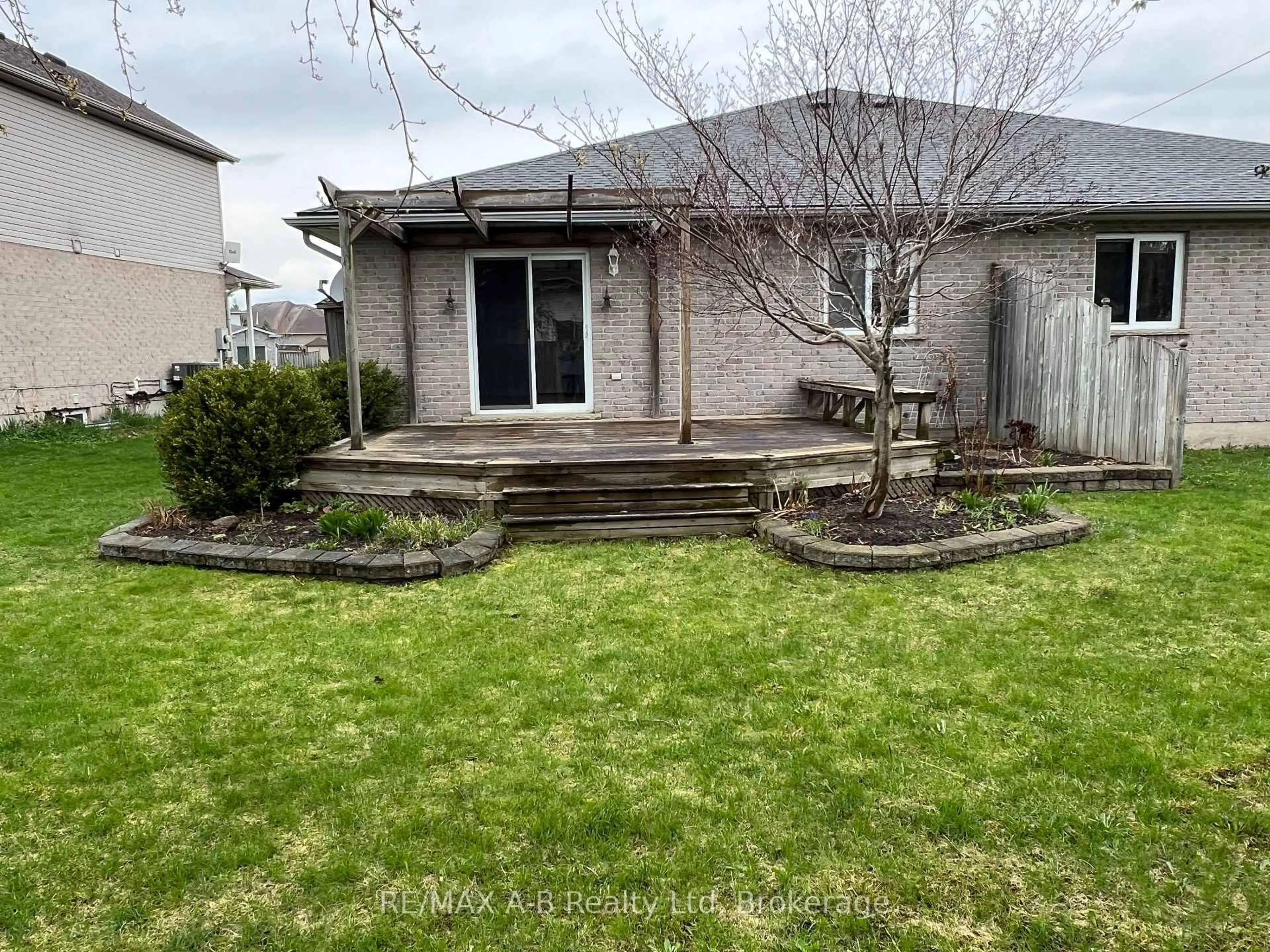A pic from outside/outdoor area/front of a property/back of a property/a pic from drone, street for 204 Frederick Crt, East Zorra-Tavistock Ontario N0B 2R0
