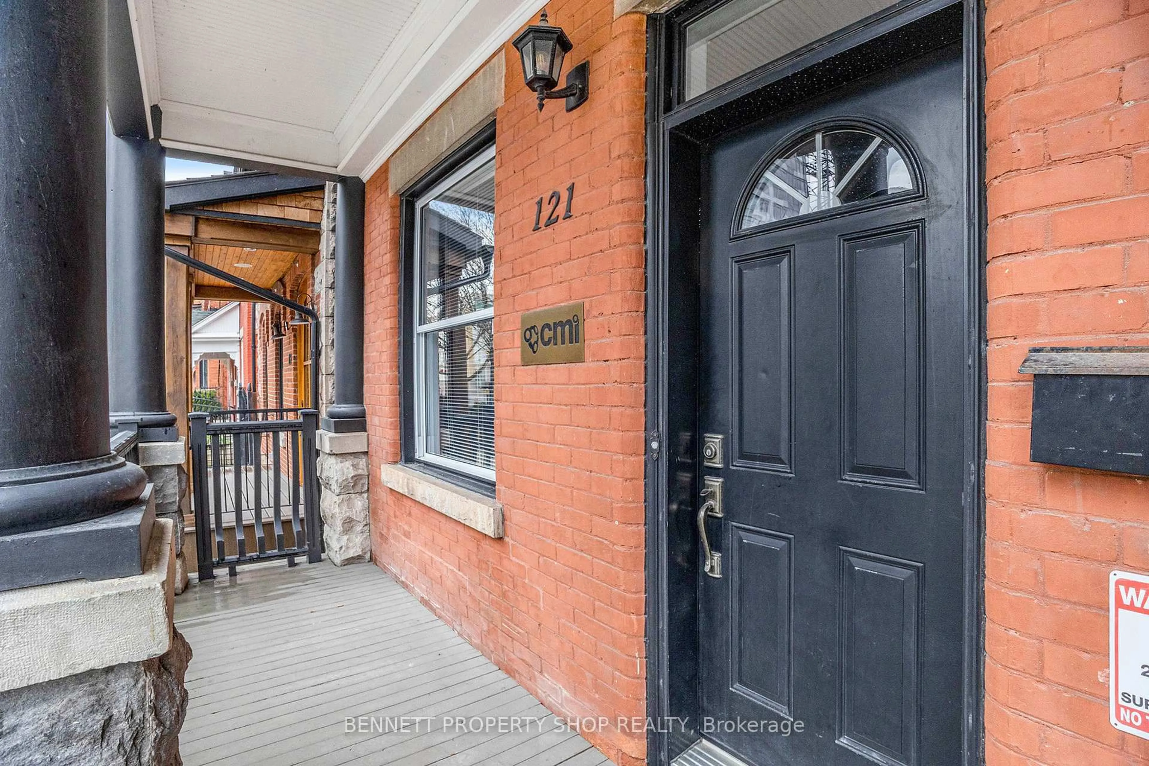 Indoor entryway for 121 York St, Ottawa Ontario K1N 5T4