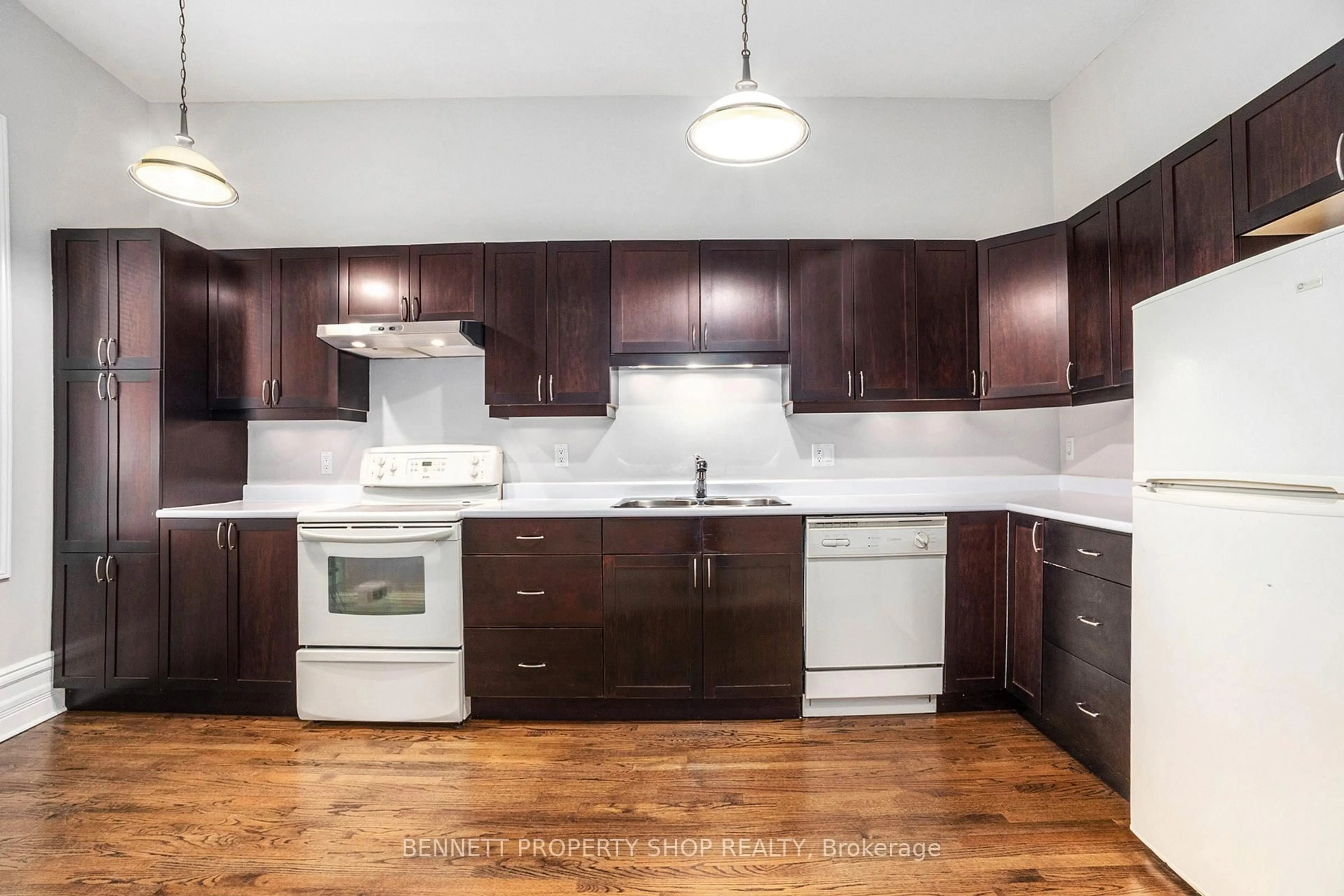 Standard kitchen, wood/laminate floor for 121 York St, Ottawa Ontario K1N 5T4