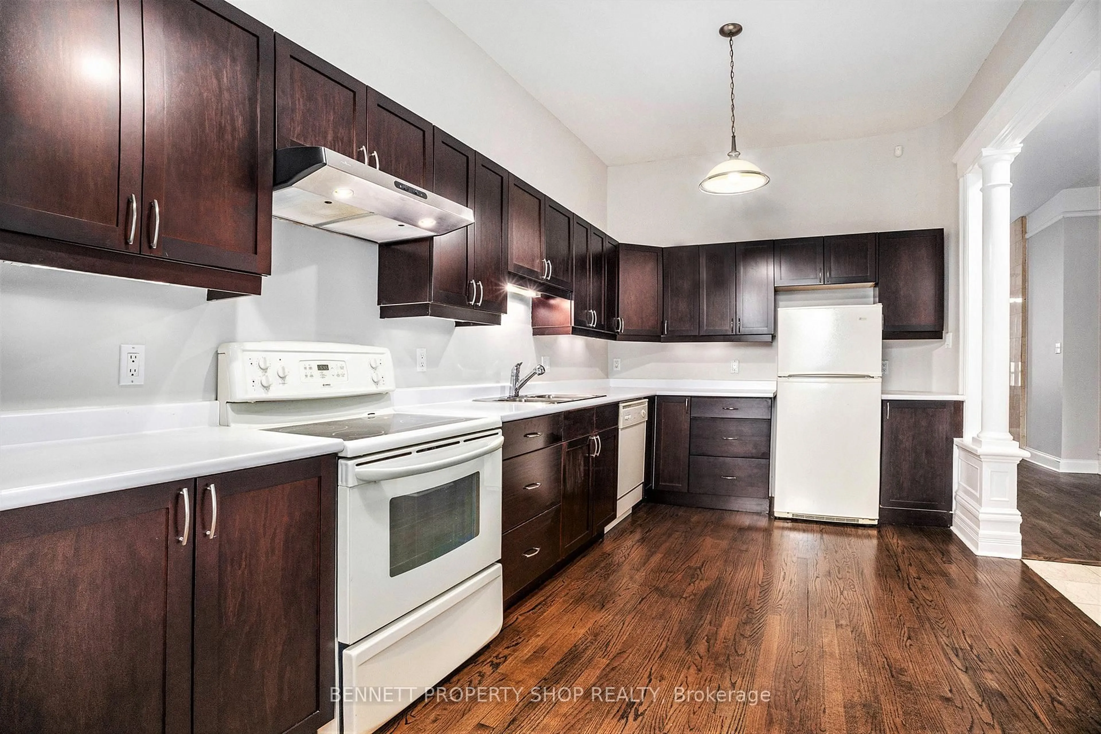 Standard kitchen, wood/laminate floor for 121 York St, Ottawa Ontario K1N 5T4