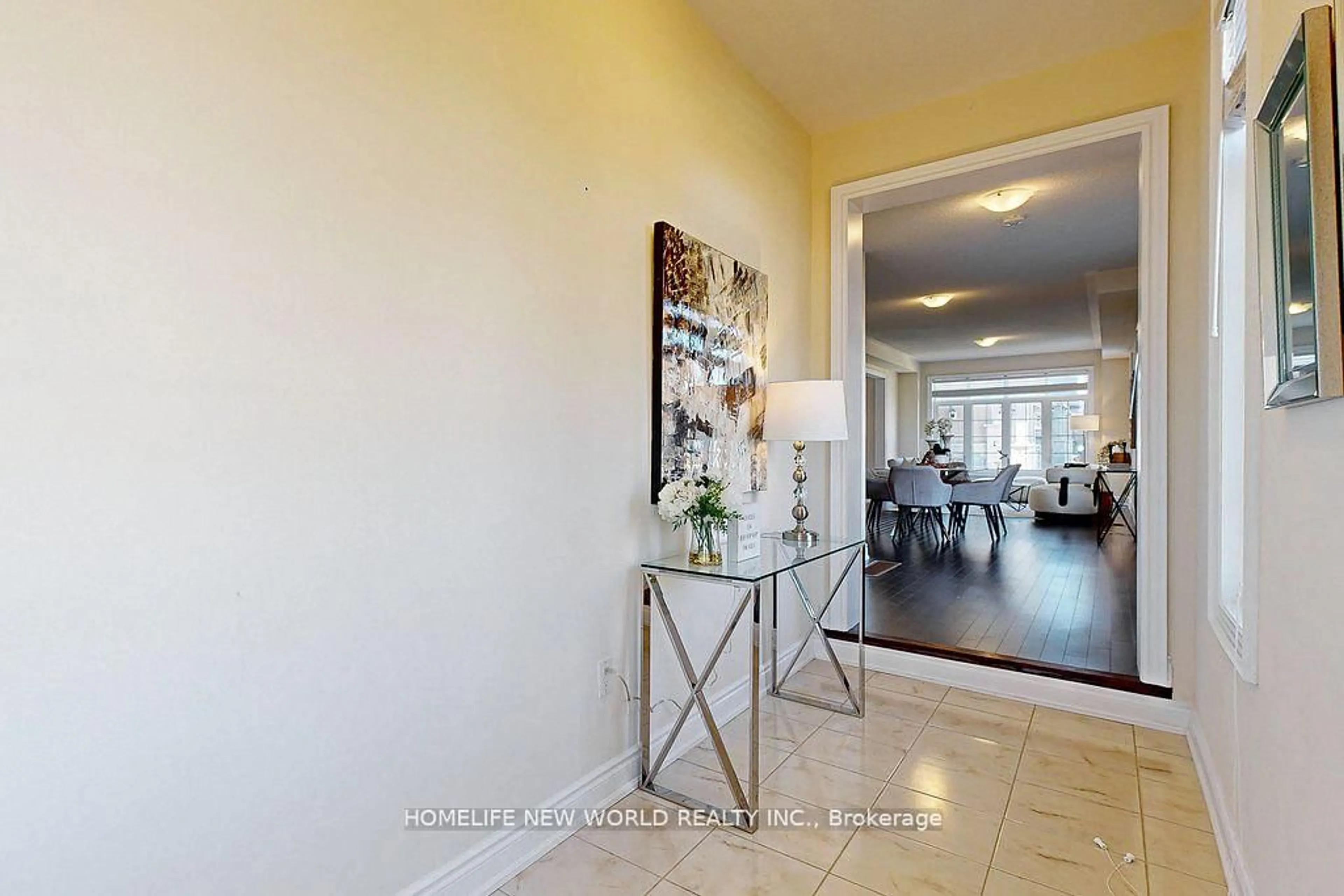 Indoor entryway for 28 Horizon Ave, Cavan Monaghan Ontario L0A 1G0