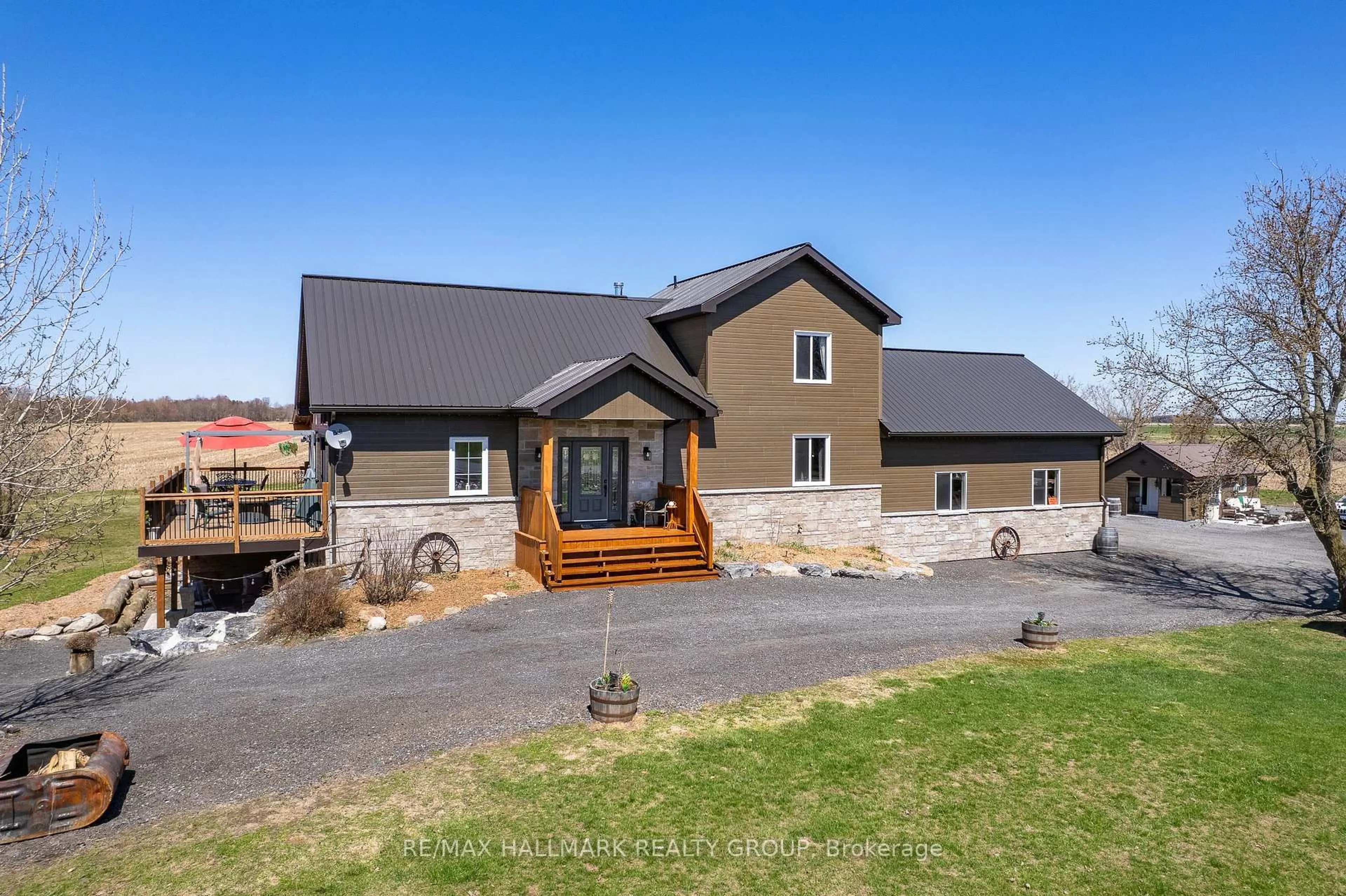 A pic from outside/outdoor area/front of a property/back of a property/a pic from drone, building for 2421 Concession 8 Rd, The Nation Ontario K0B 1N0