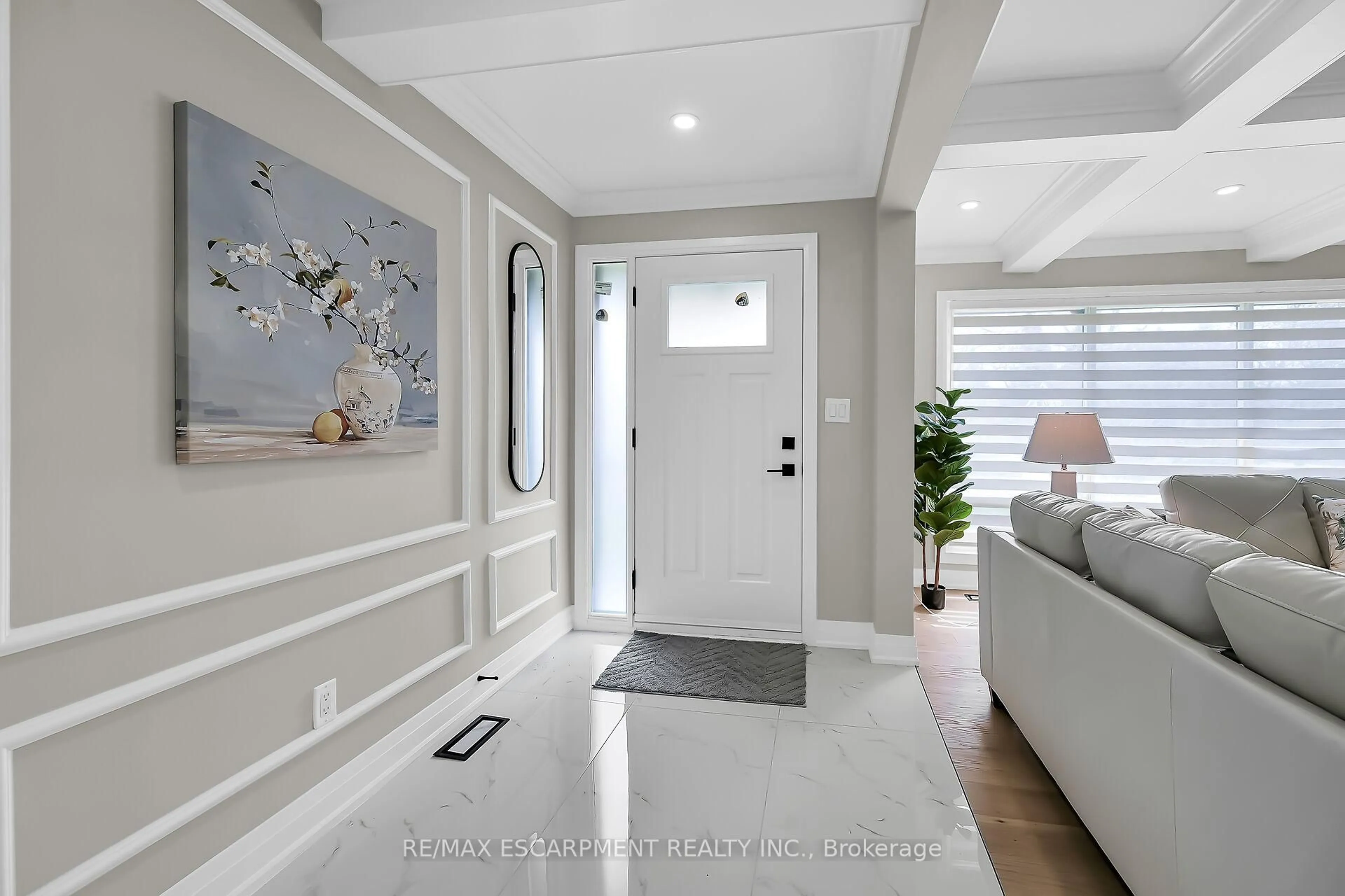 Indoor entryway for 9 Faircourt Dr, Hamilton Ontario L8G 2J4