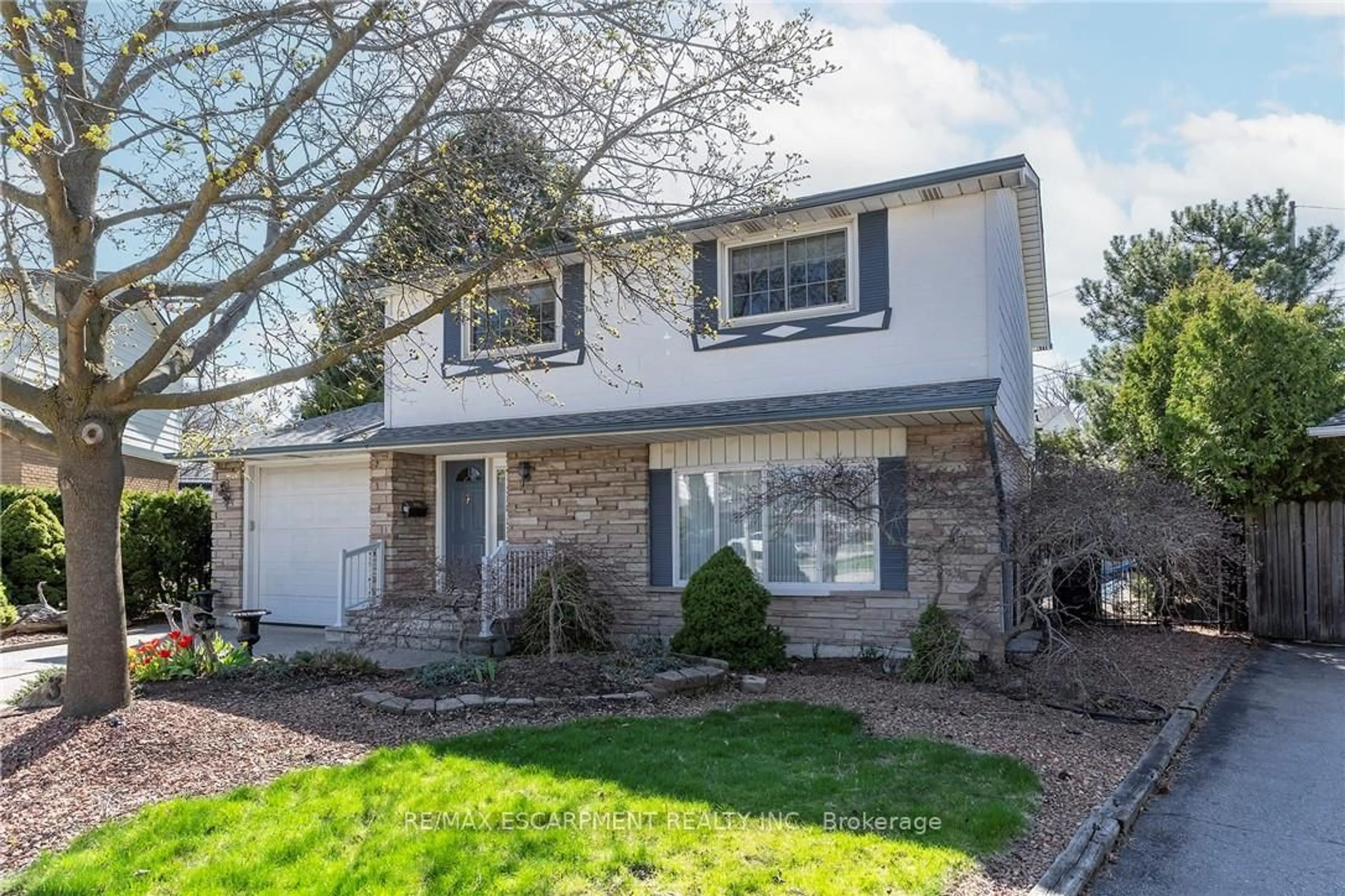 Home with vinyl exterior material, street for 35 Palmerston Pl, Hamilton Ontario L8K 5M1