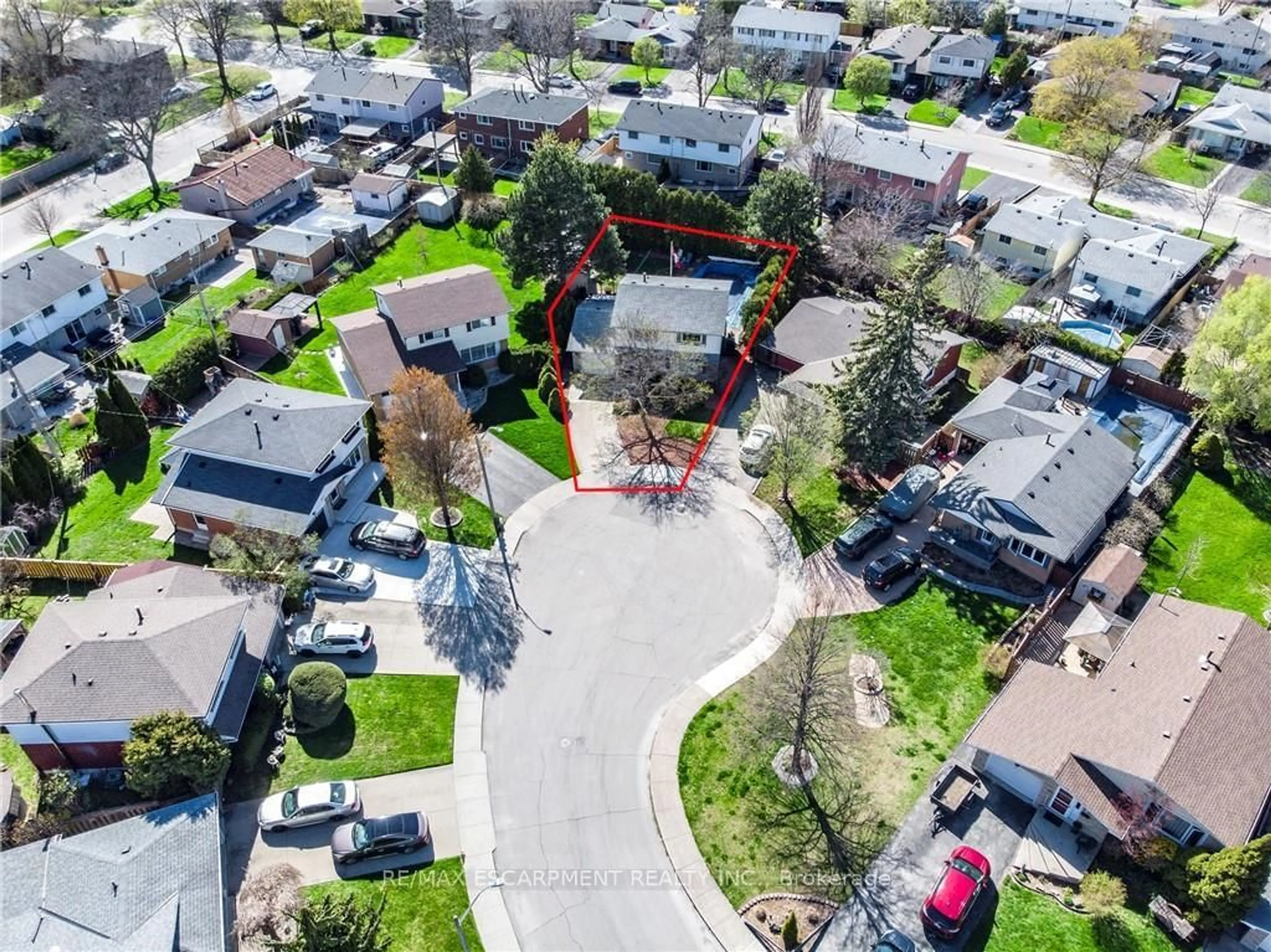 A pic from outside/outdoor area/front of a property/back of a property/a pic from drone, street for 35 Palmerston Pl, Hamilton Ontario L8K 5M1