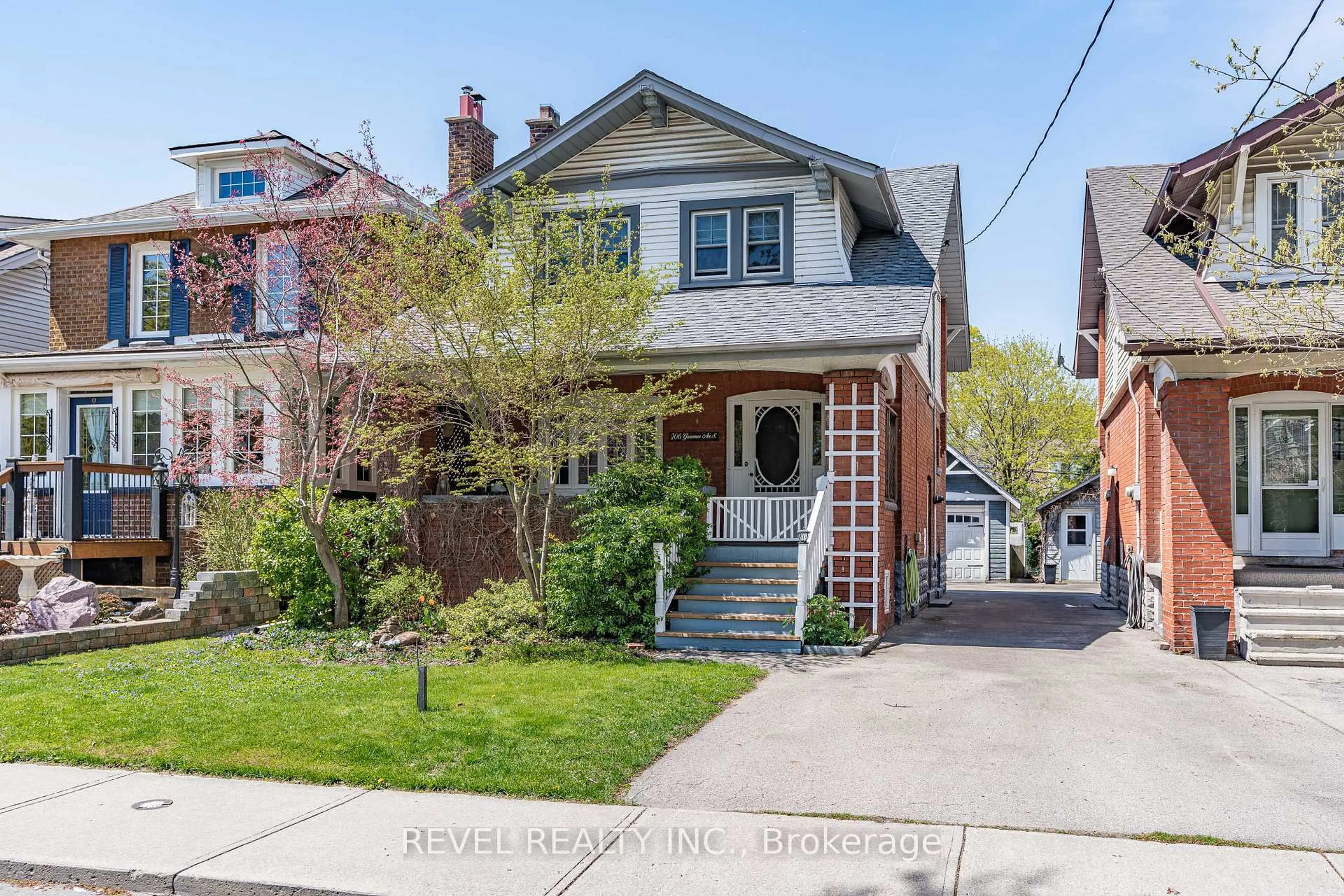 Home with brick exterior material, street for 206 Grosvenor Ave, Hamilton Ontario L8M 3L6