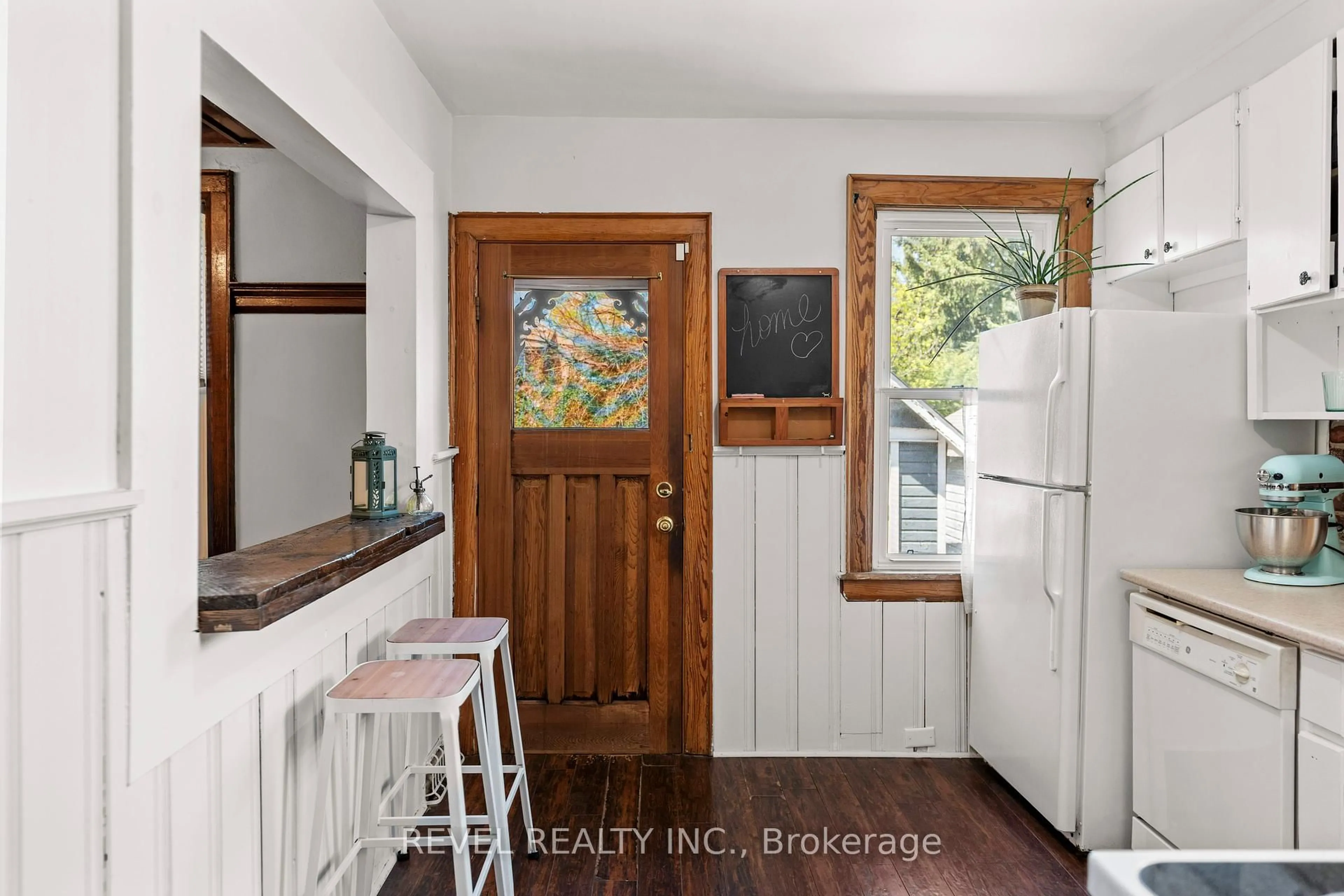 Indoor entryway for 206 Grosvenor Ave, Hamilton Ontario L8M 3L6