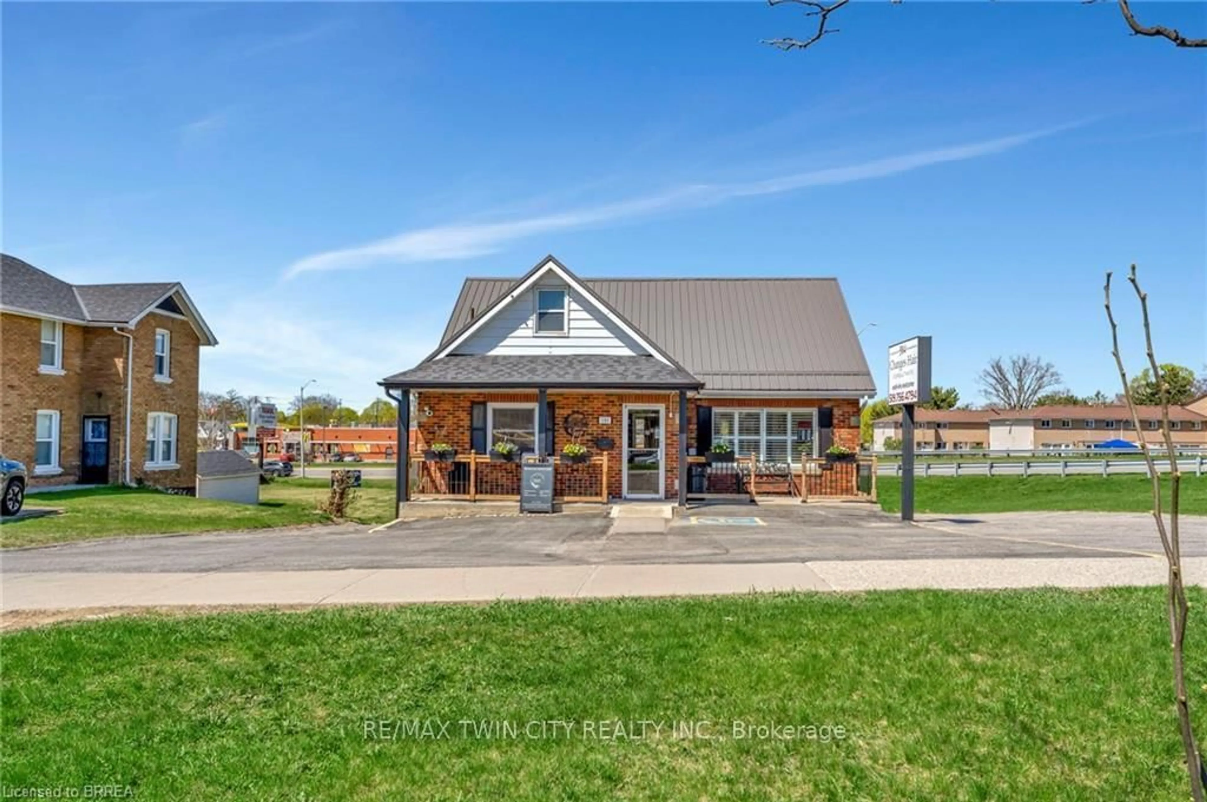 Home with brick exterior material, unknown for 584 Colborne St, Brantford Ontario N3S 3P6