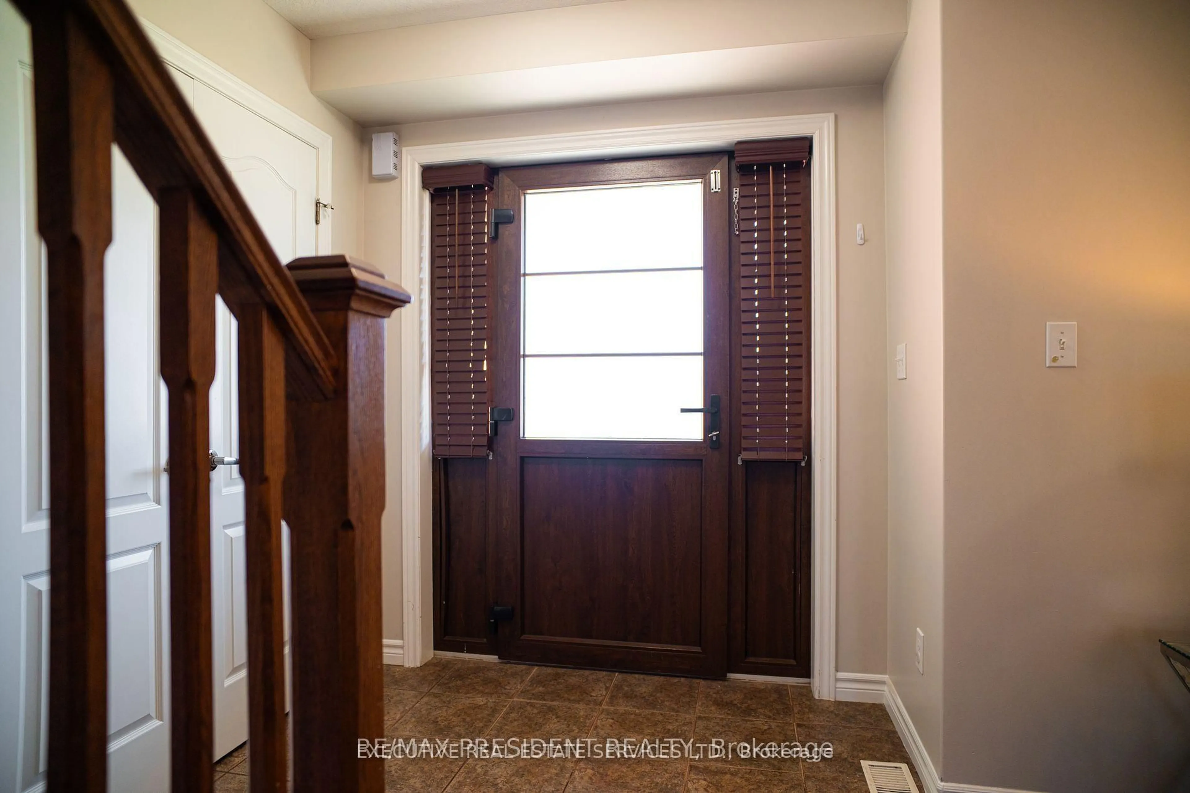 Indoor entryway for 700 Spitfire St, Woodstock Ontario N4T 0B1