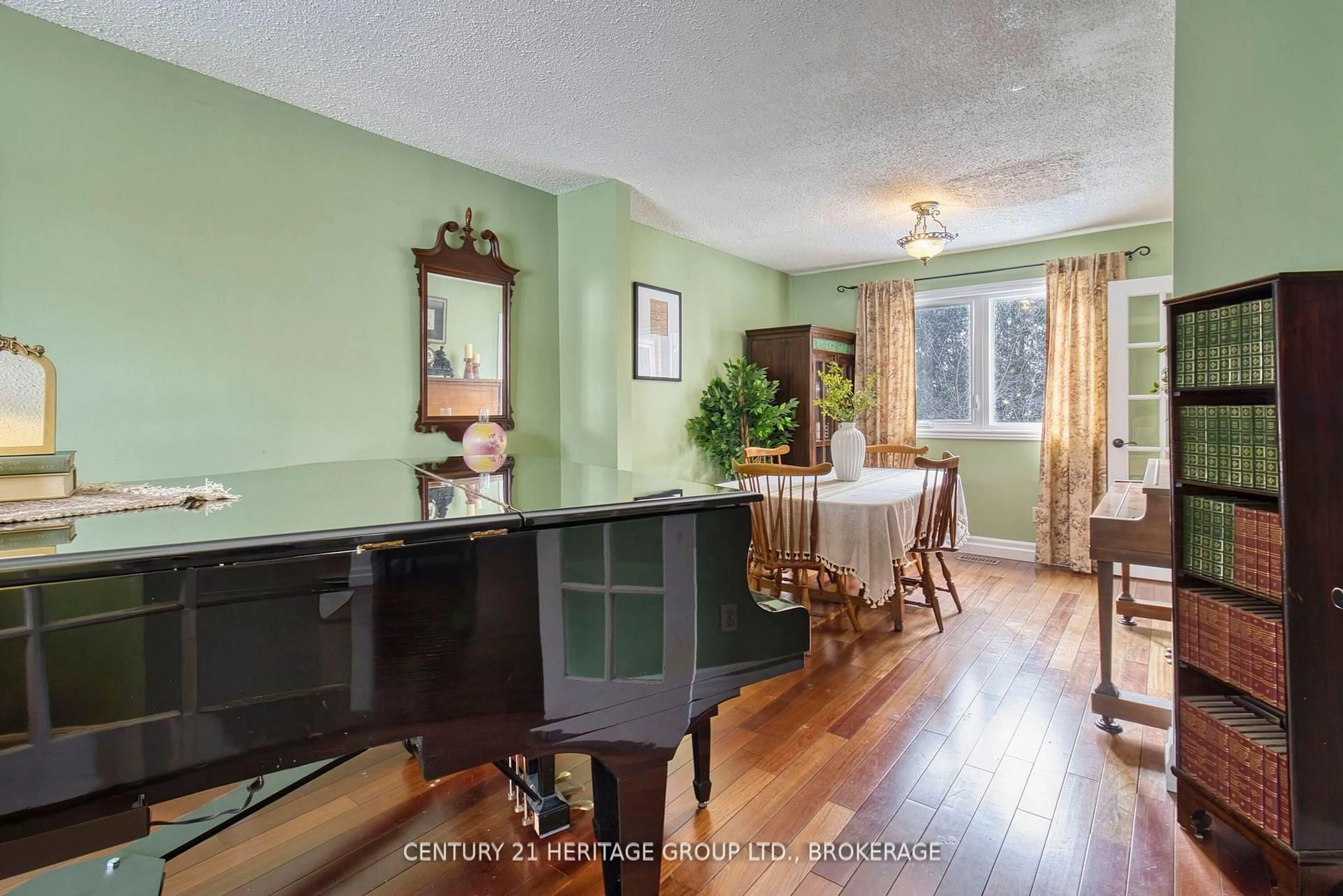 Dining room, wood/laminate floor for 1225 Humberside Dr, Kingston Ontario K7P 2J2