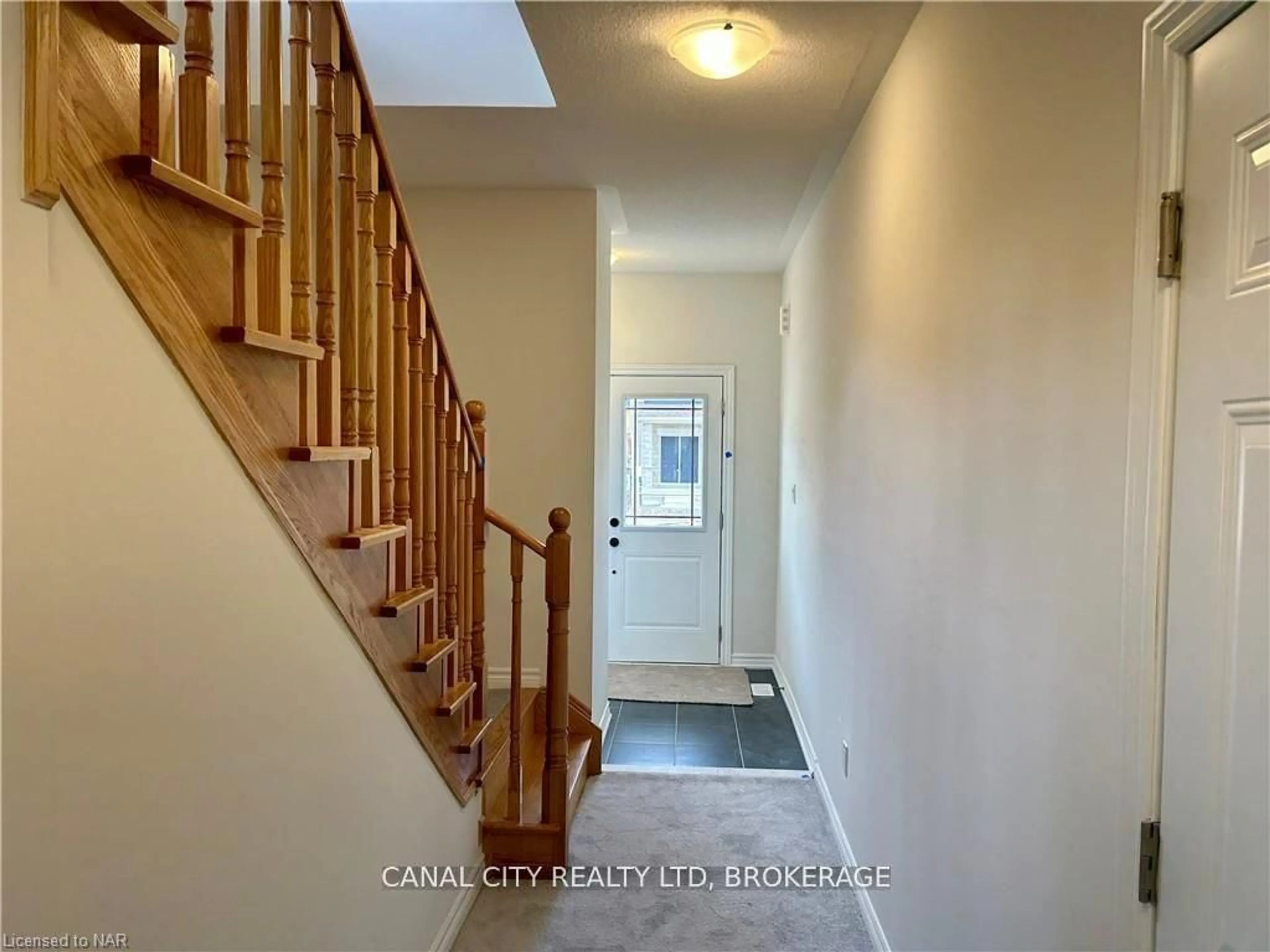 Indoor entryway for 121 BAKER St, Thorold Ontario L2V 0N1