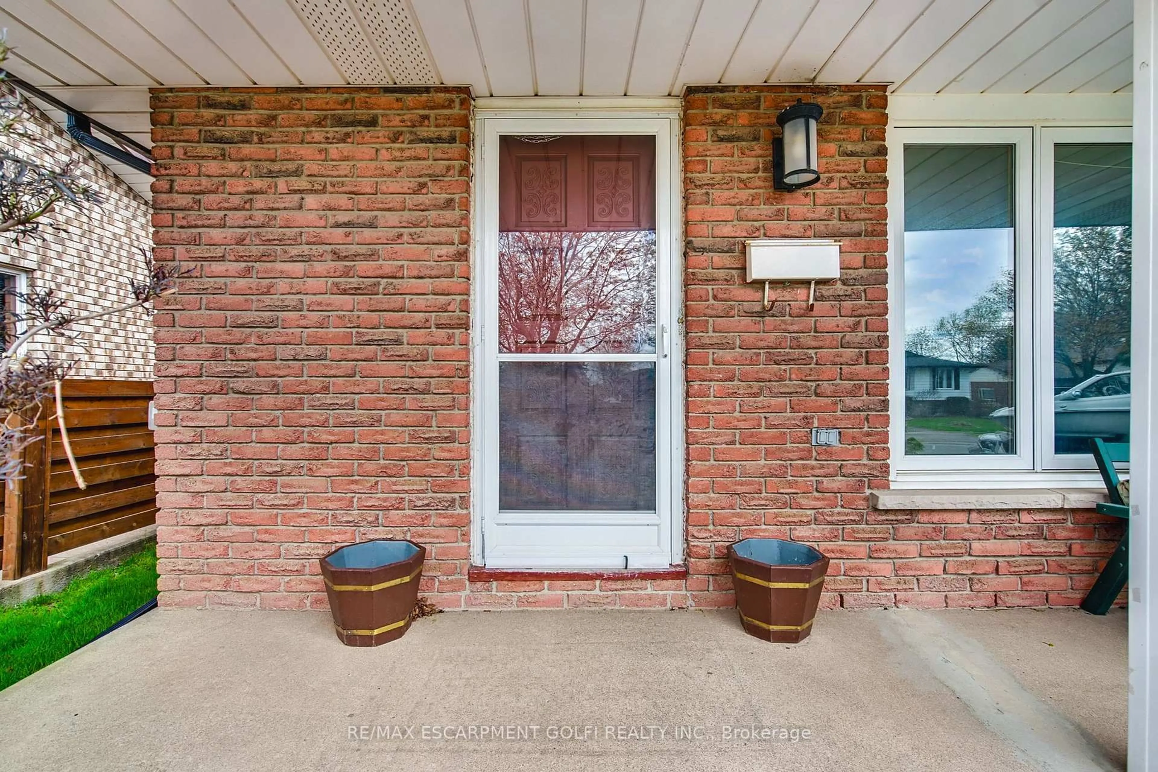 Indoor entryway for 6186 Delta Dr, Niagara Falls Ontario L2H 2G8