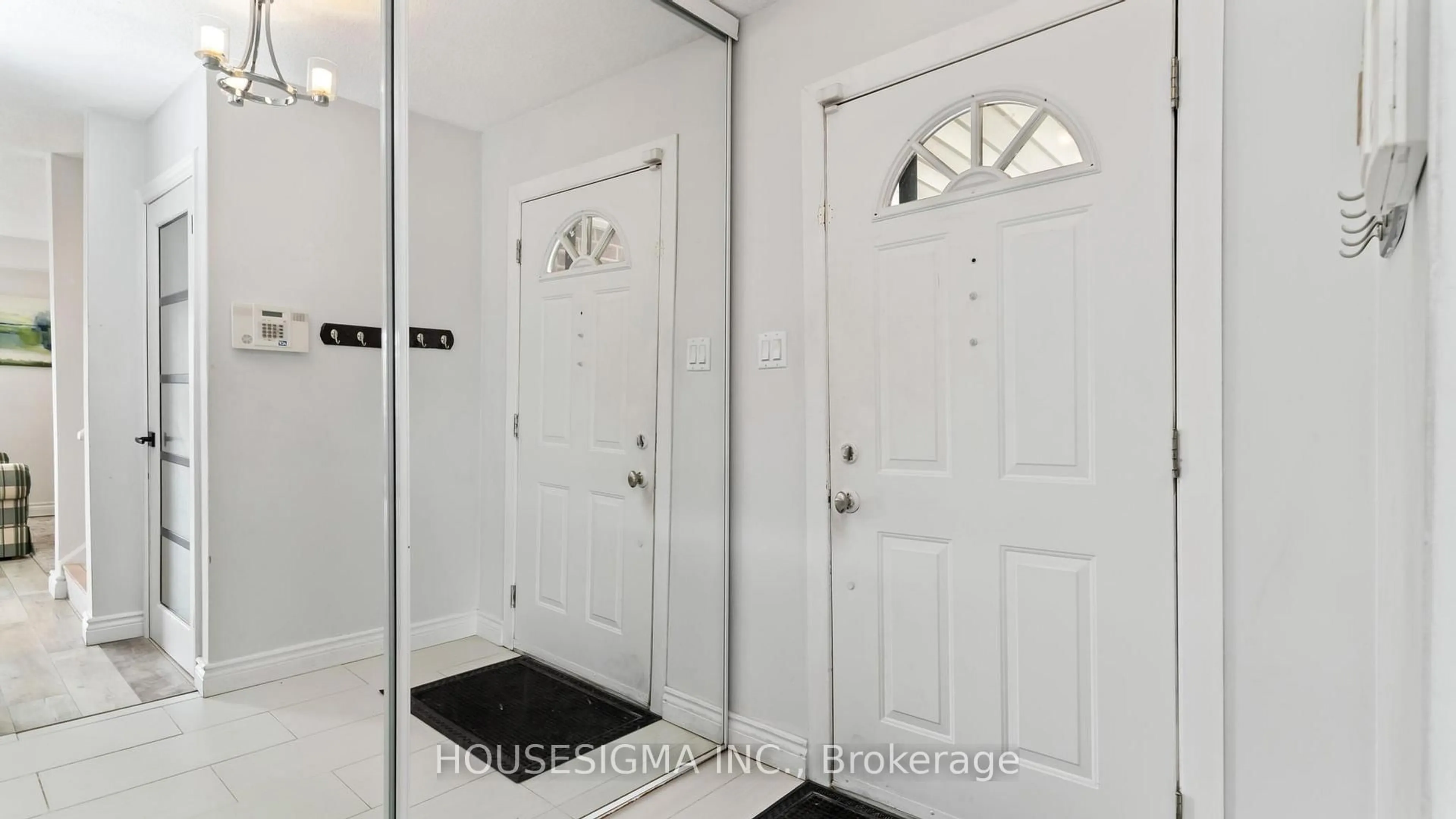 Indoor entryway for 971 Adelaide St #2, London South Ontario N6E 2H3