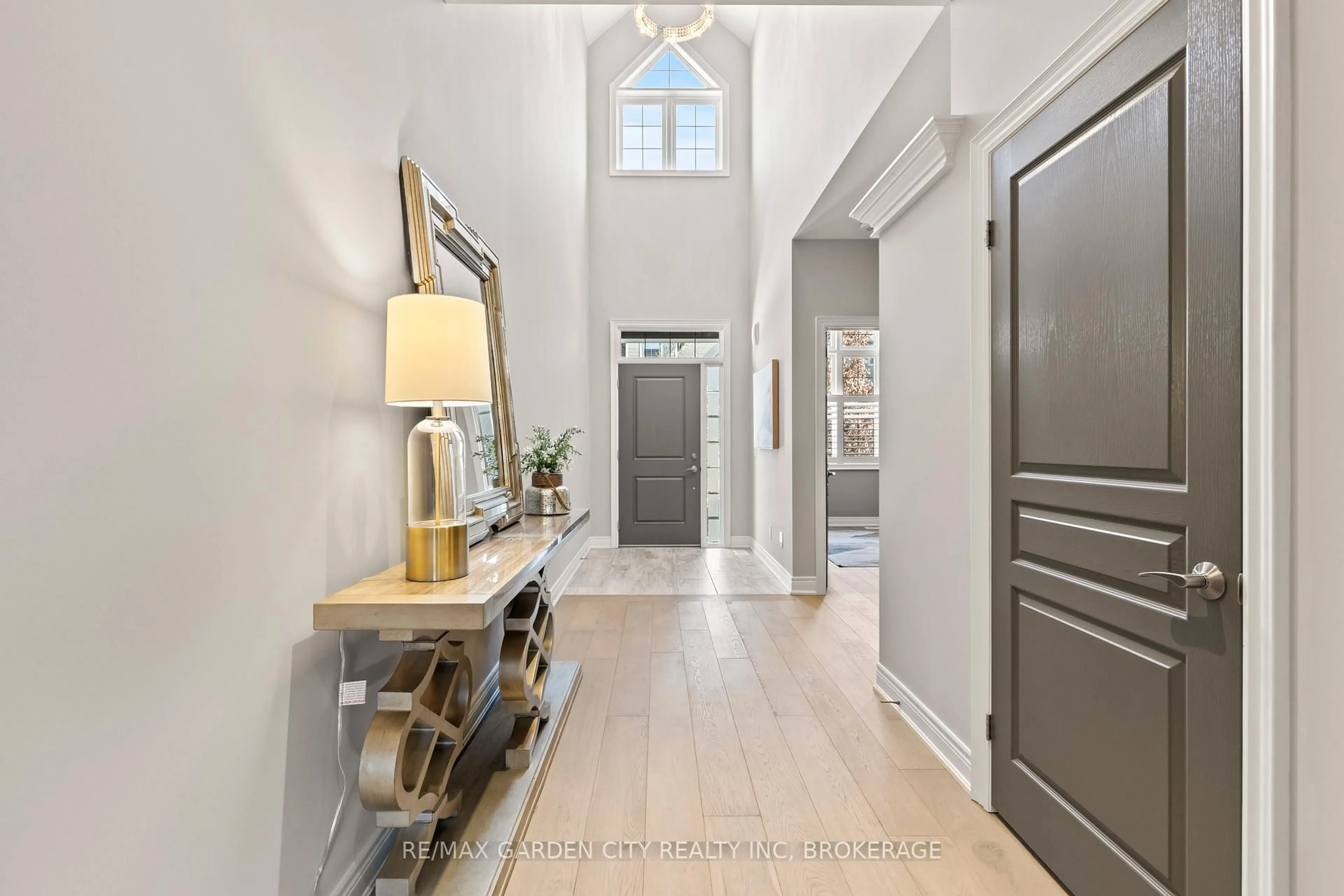 Indoor entryway for 140 Parnell Rd #102, St. Catharines Ontario L2M 1V4