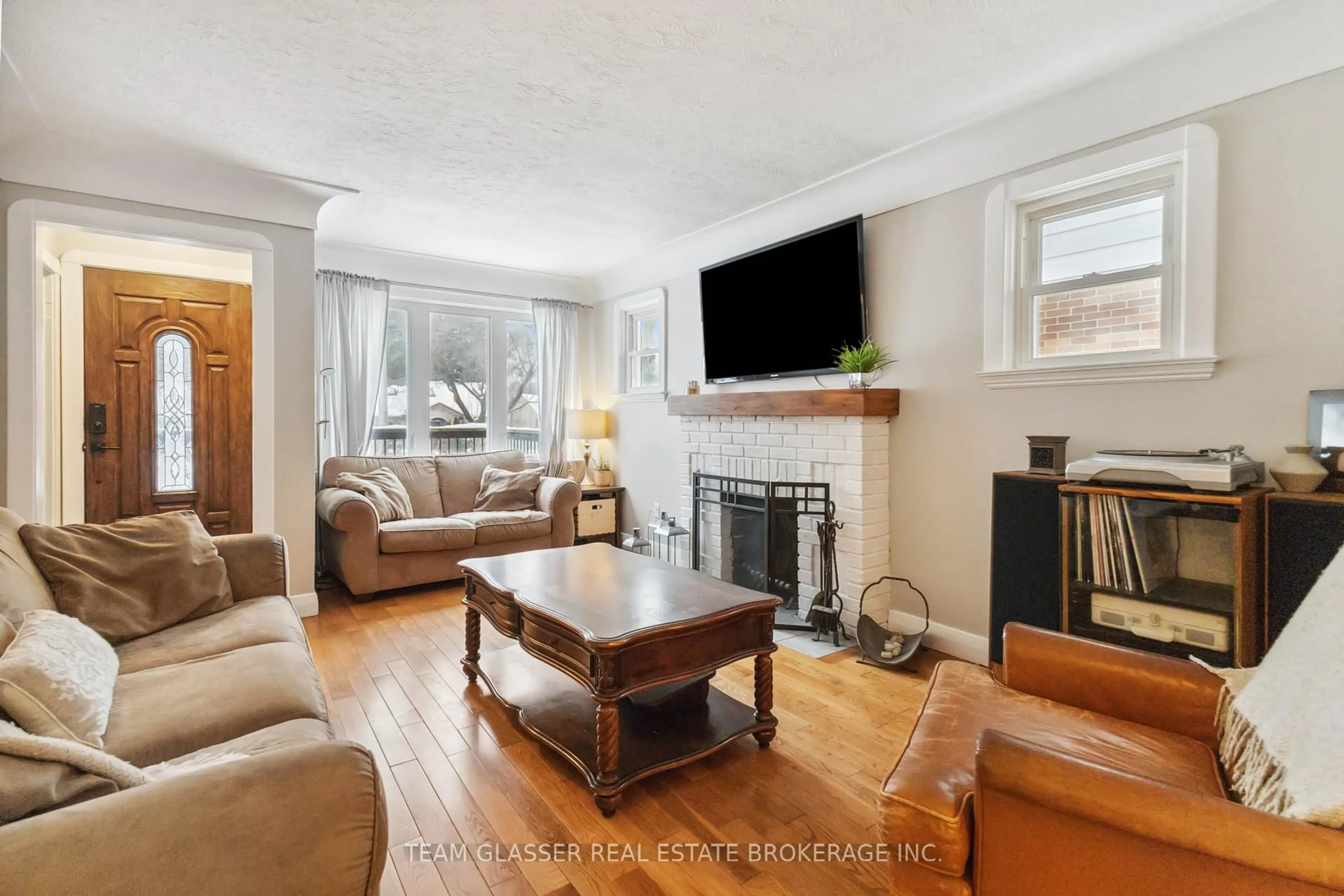 Living room with furniture, unknown for 118 VICTORIA St, London Ontario N6A 2B5